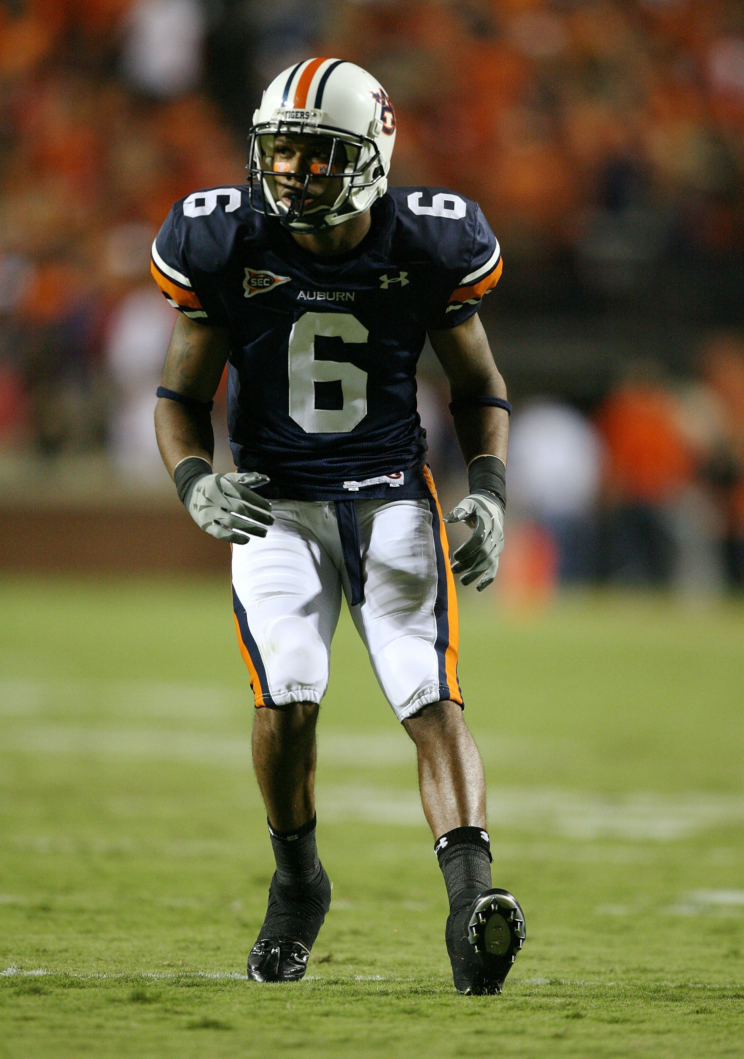 AUBURN, AL - SEPTEMBER 20:  Defensive back Walter McFadden #6 of the Auburn Tigers drops back into coverage while taking on the LSU Tigers at Jordan-Hare Stadium on September 20, 2008 in Auburn, Alabama. LSU defeated Auburn 26-21.  (Photo by Doug Benc/Get