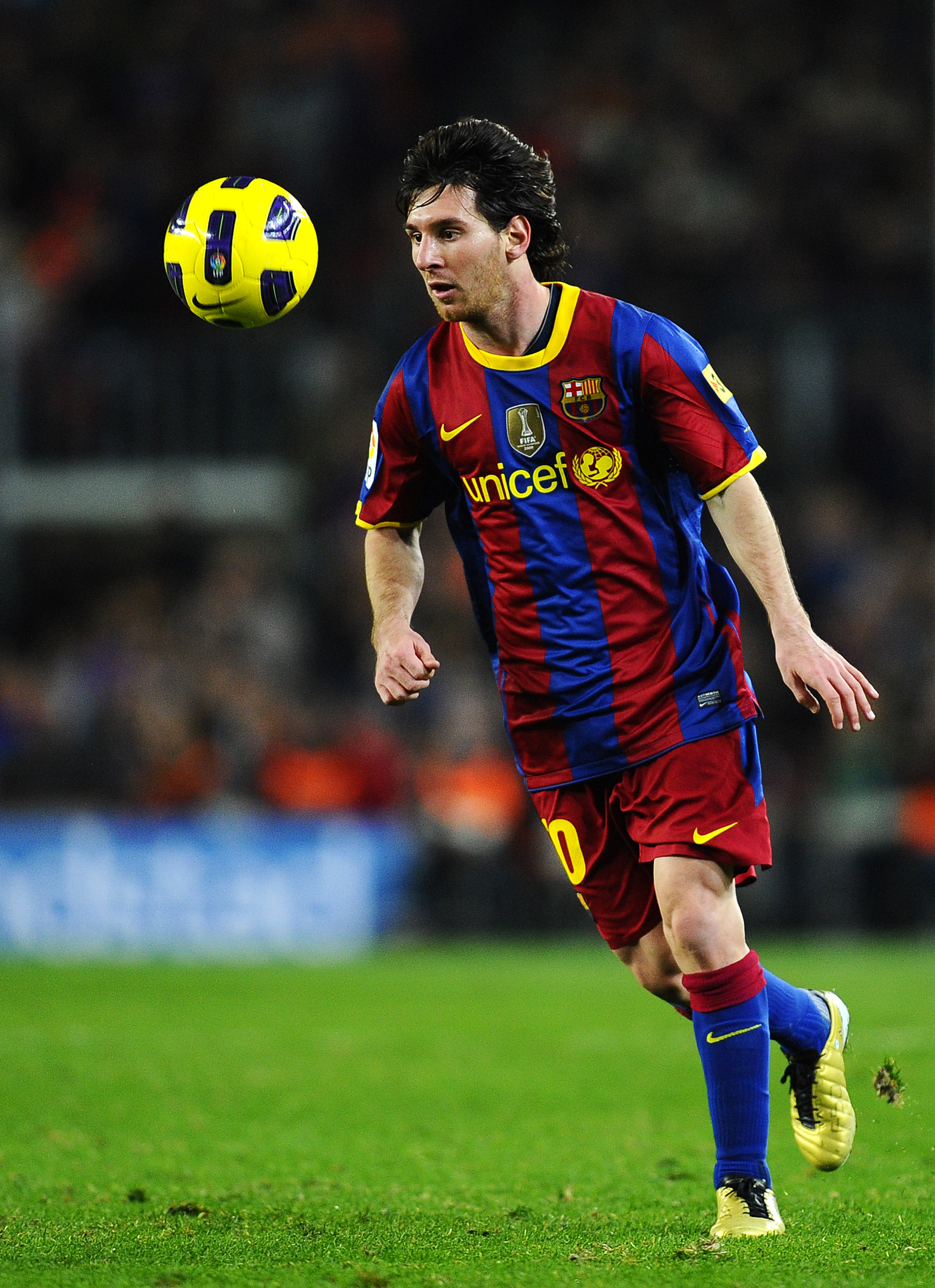 BARCELONA, SPAIN - NOVEMBER 13:  Lionel Messi of Barcelona controls the ball during the La Liga match between Barcelona and Villarreal CF at Camp Nou Stadium on November 13, 2010 in Barcelona, Spain. Barcelona won the match 3-1.  (Photo by David Ramos/Get