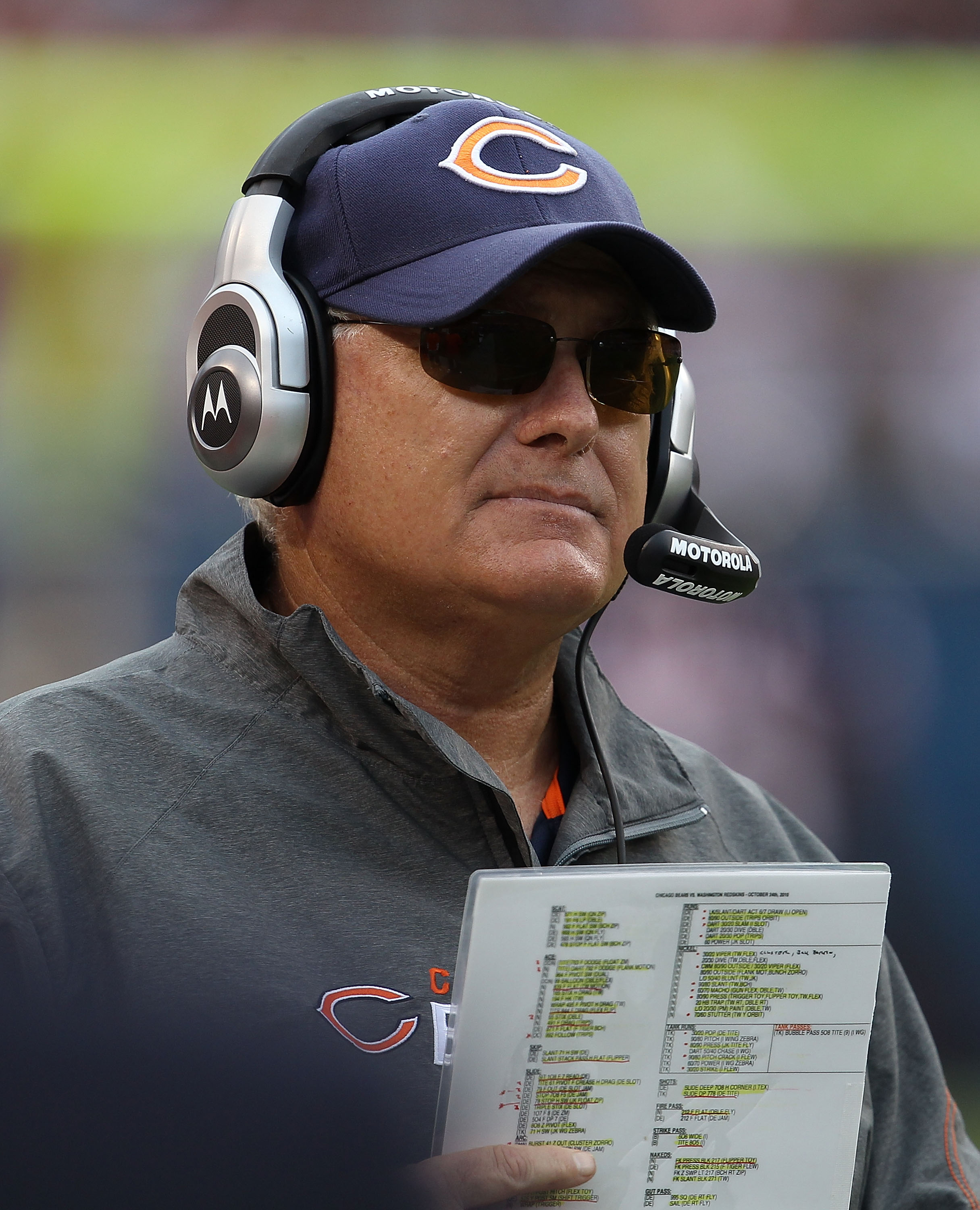 Photo: Bears coach Martz and Cutler talk against Raiders in