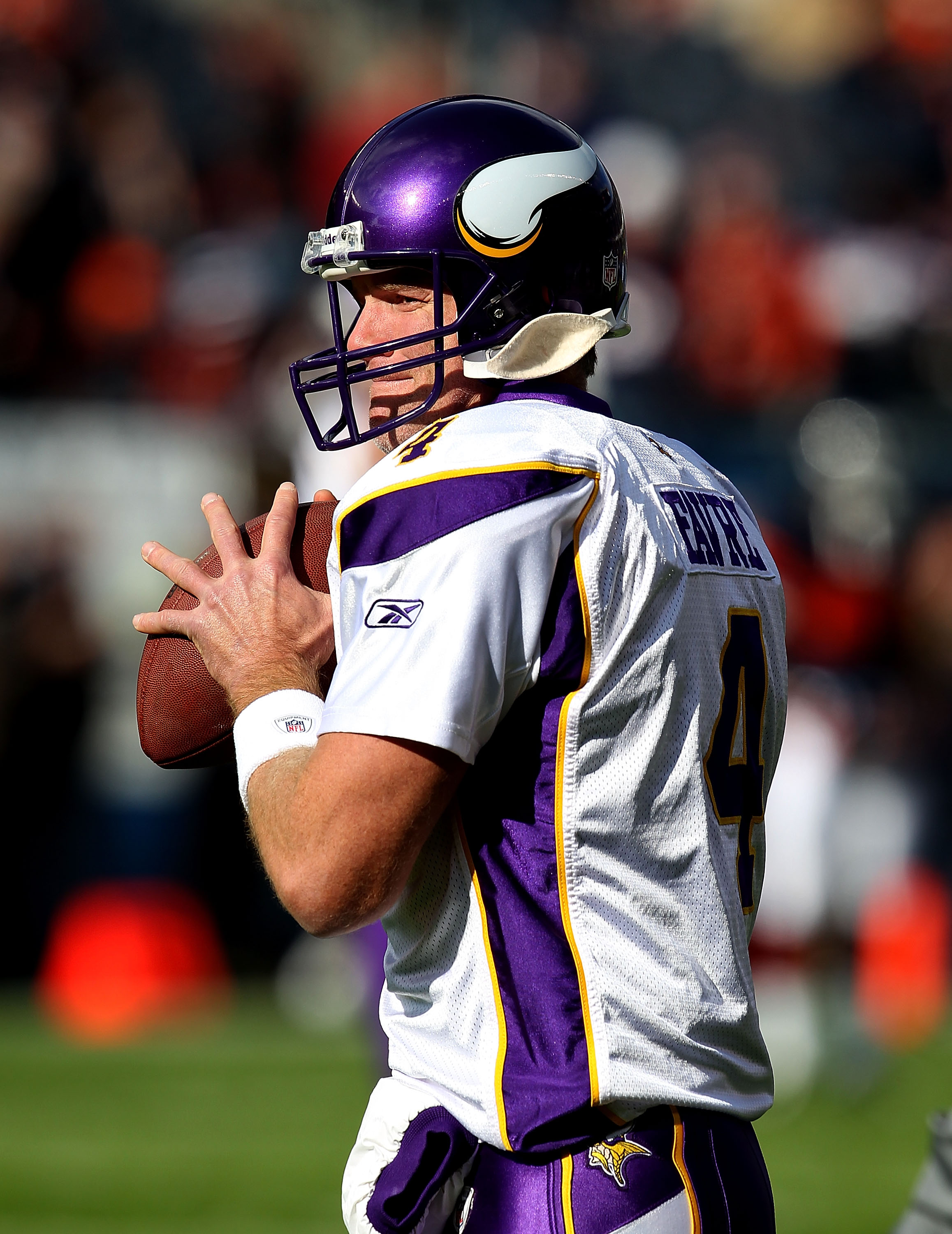 GB throws Brett Favre 'welcome home' party, retire No. 4 at