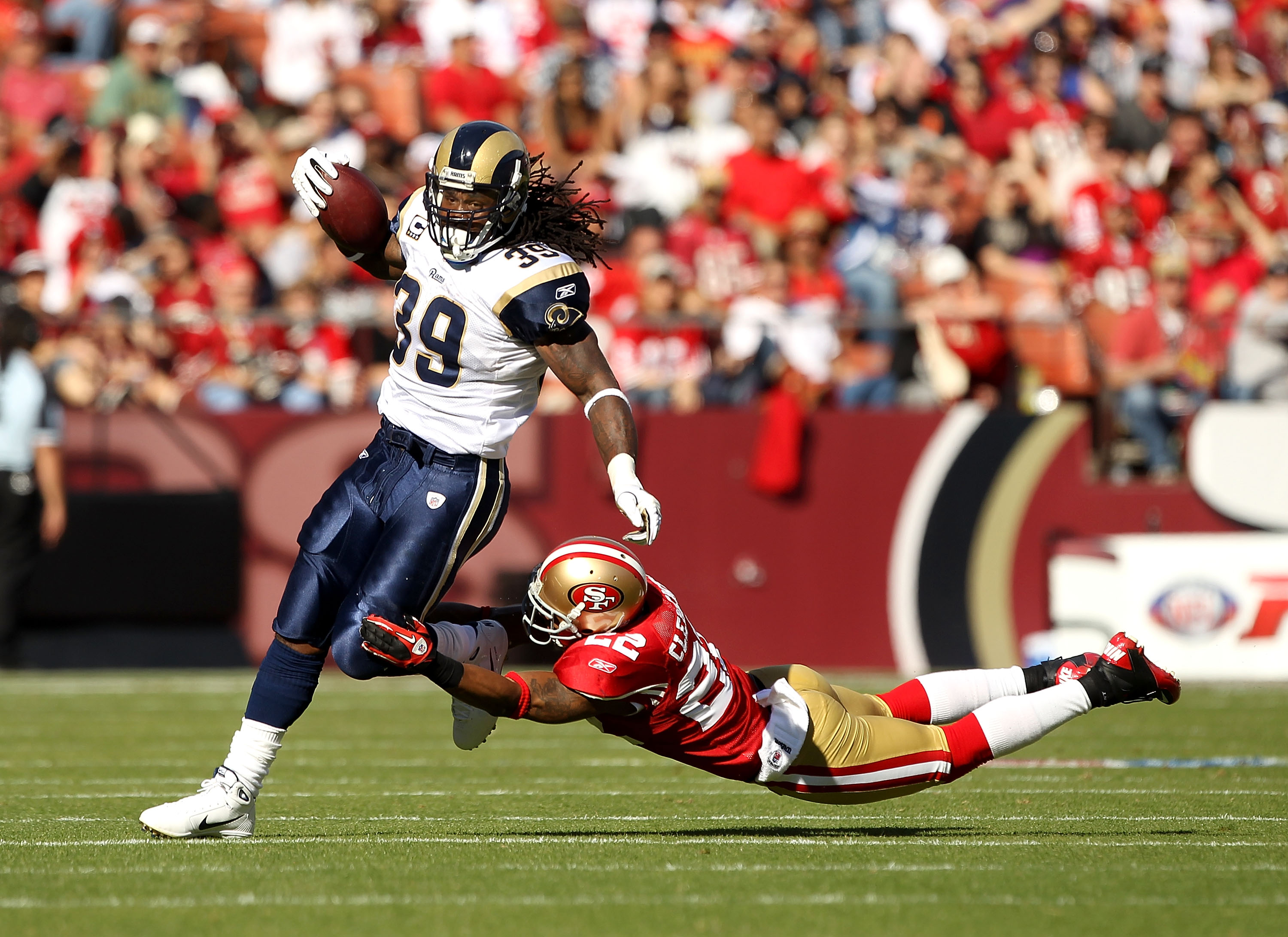 St. Louis Rams Steven Jackson (39) runs against the 49ers at