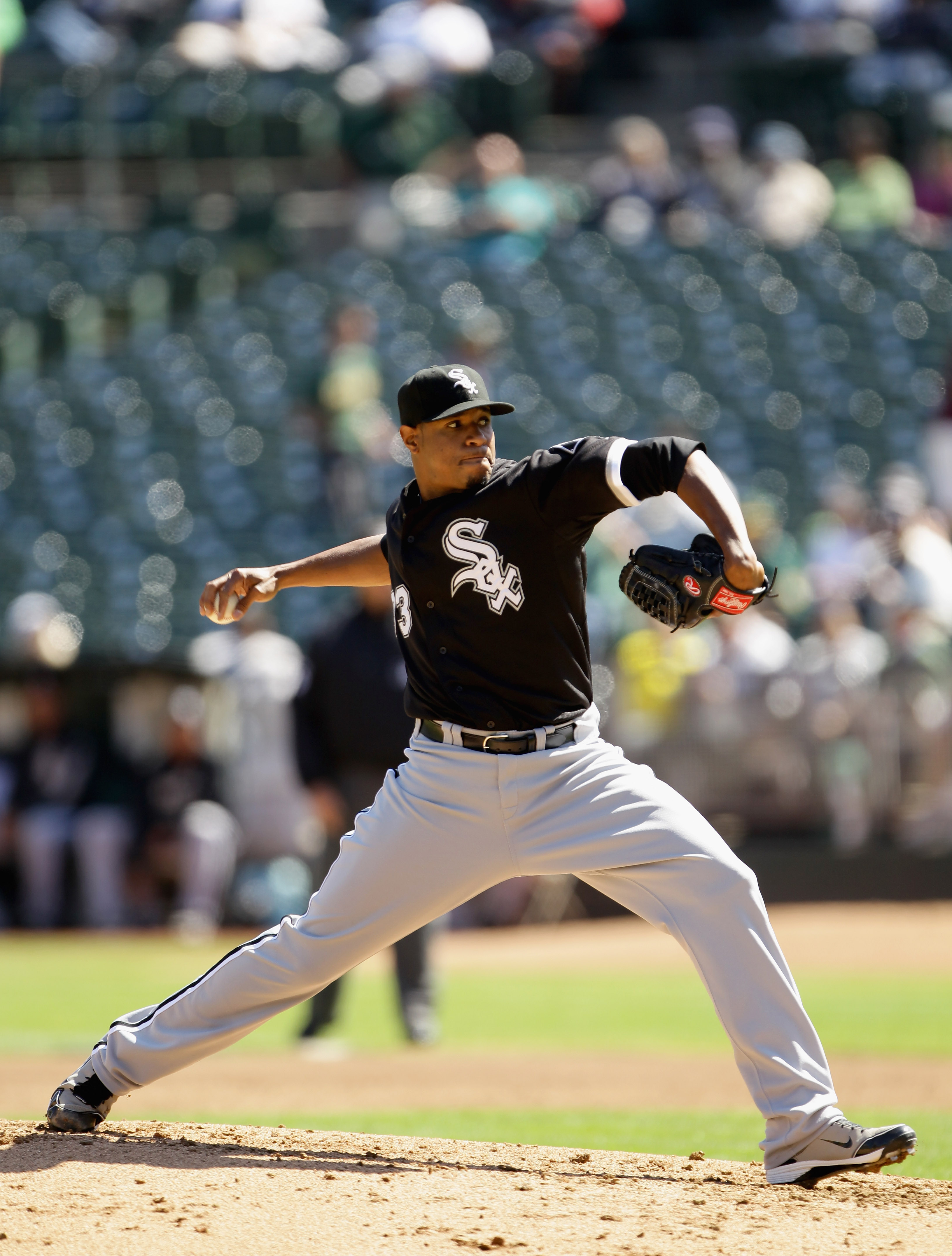 OAKLAND, CA - SEPTEMBER 22:  Edwin Jackson #33 of the Chicago White Sox pitches against the Oakland Athletics at the Oakland-Alameda County Coliseum on September 22, 2010 in Oakland, California.  (Photo by Ezra Shaw/Getty Images)