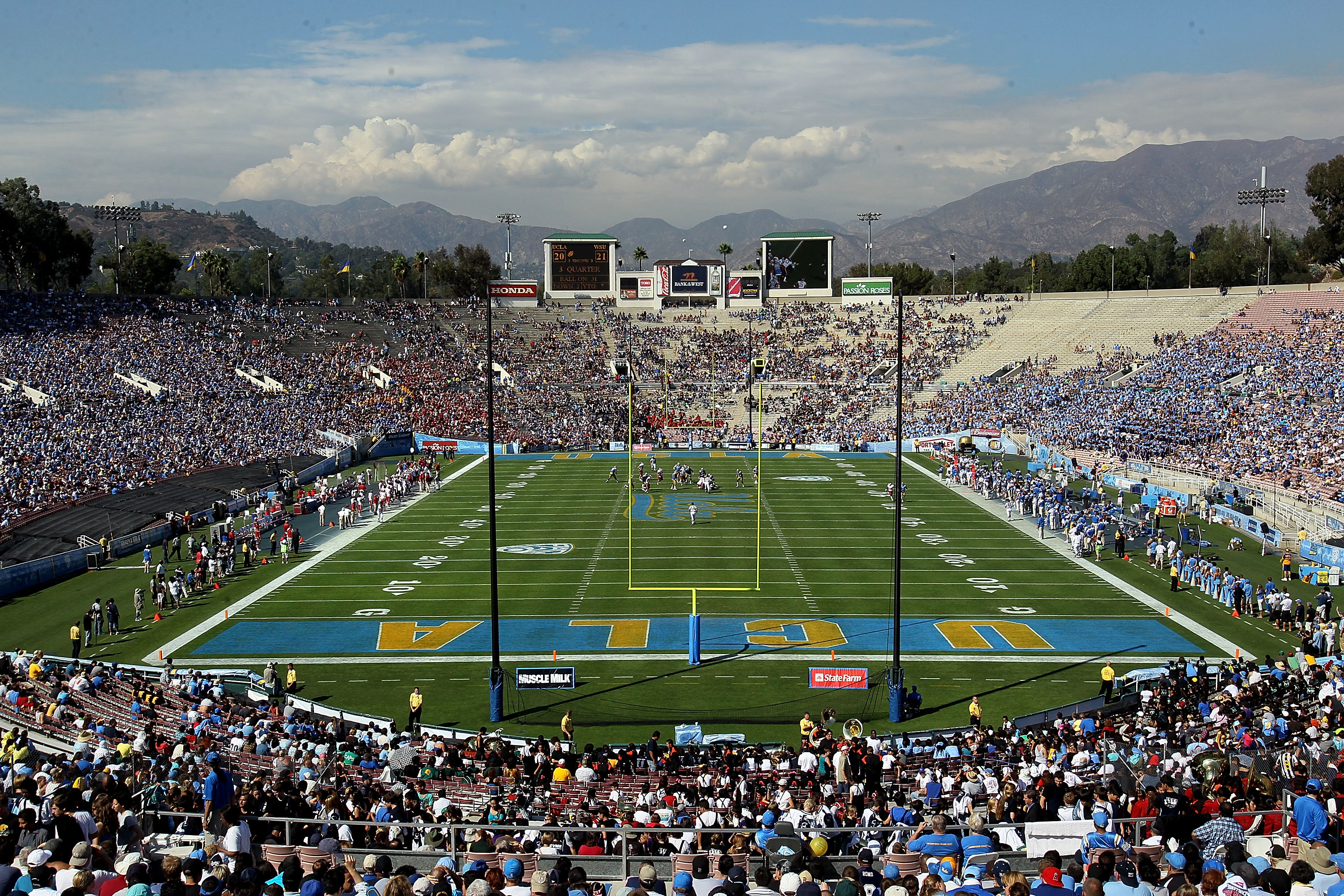 PASADENA, CA - OCTOBER 02: An overhead view of the field at the Rose Bowl as the Washington State Cougars play against the UCLA Bruins on October 2, 2010 in Pasadena, California. (Photo by Jeff Gross/Getty Images)