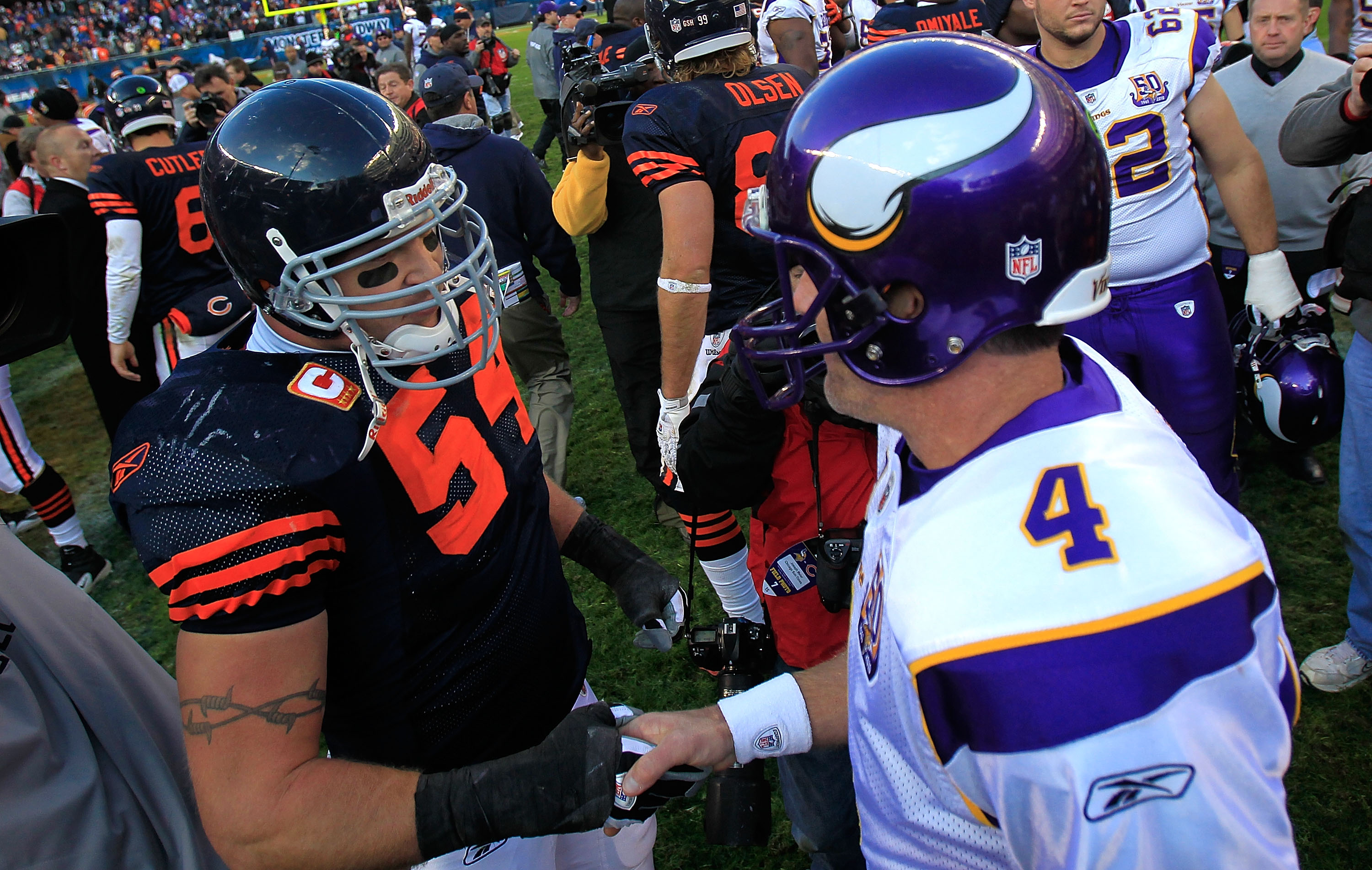 Minnesota Vikings Randy Moss stands in the huddle with Brett Favre