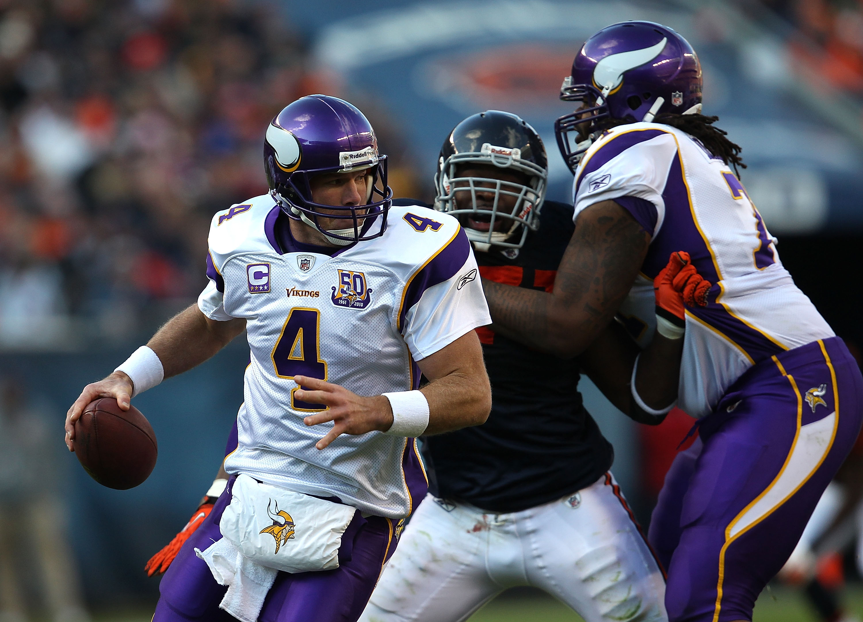 Favre knocked out, Bears beat Vikes to win North - The San Diego  Union-Tribune