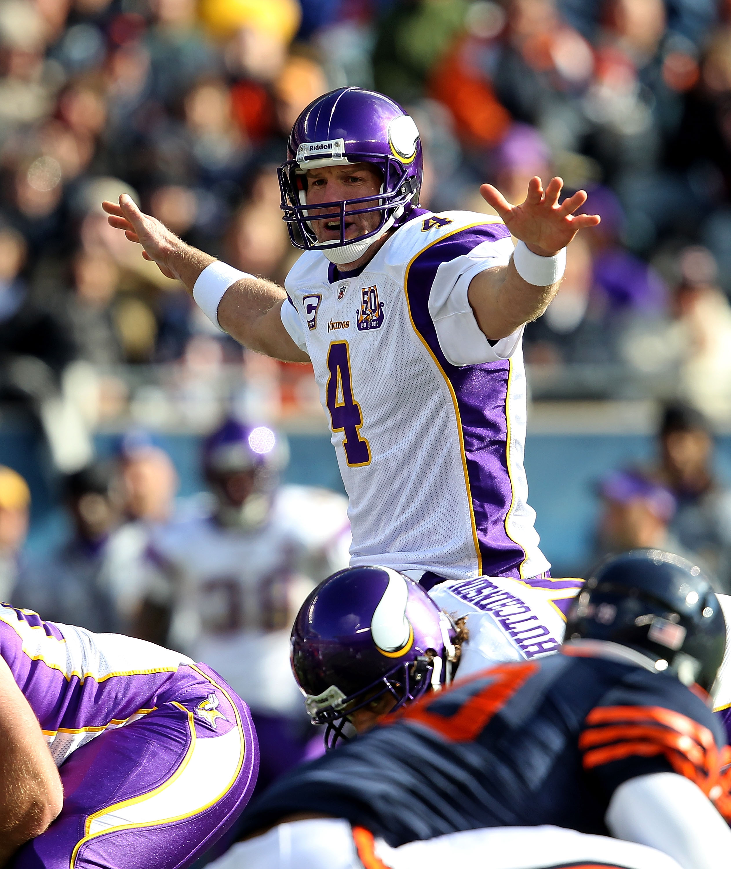 Favre knocked out, Bears beat Vikes to win North - The San Diego  Union-Tribune