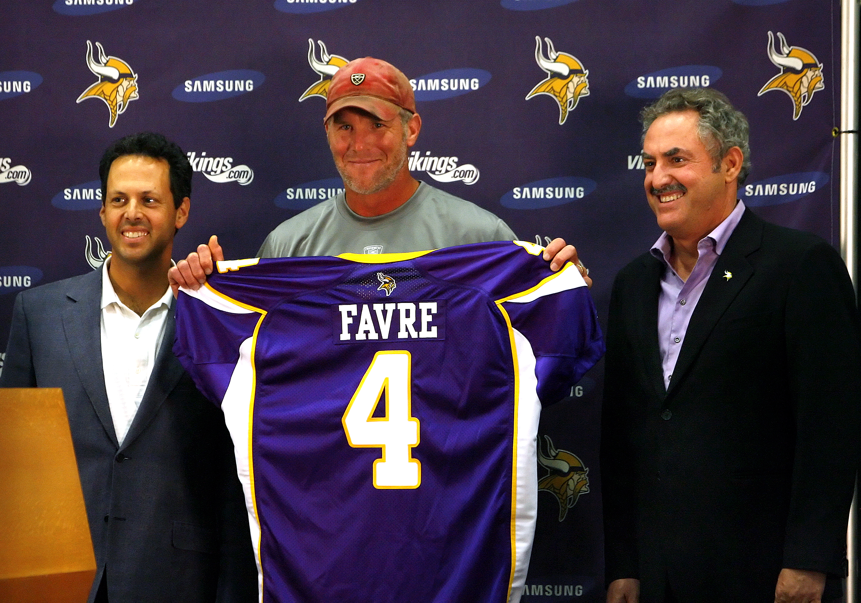 Vikings pondering Favre's future