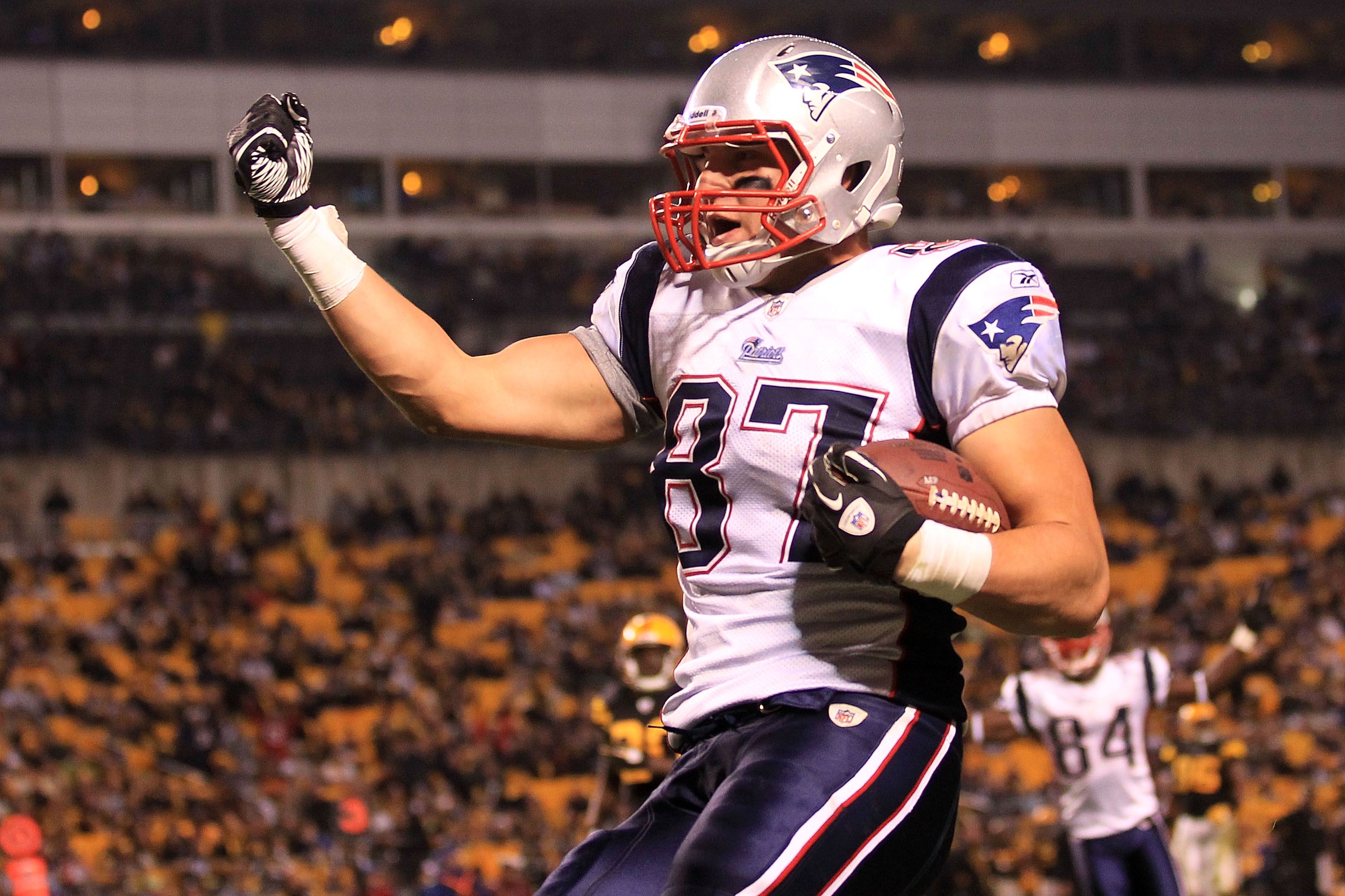 PITTSBURGH - NOVEMBER 14:  Rob Gronkowski #87 of the New England Patriots celebrates scoring a touchdown against the Pittsburgh Steelers on November 14, 2010 at Heinz Field in Pittsburgh, Pennsylvania.  (Photo by Chris McGrath/Getty Images)
