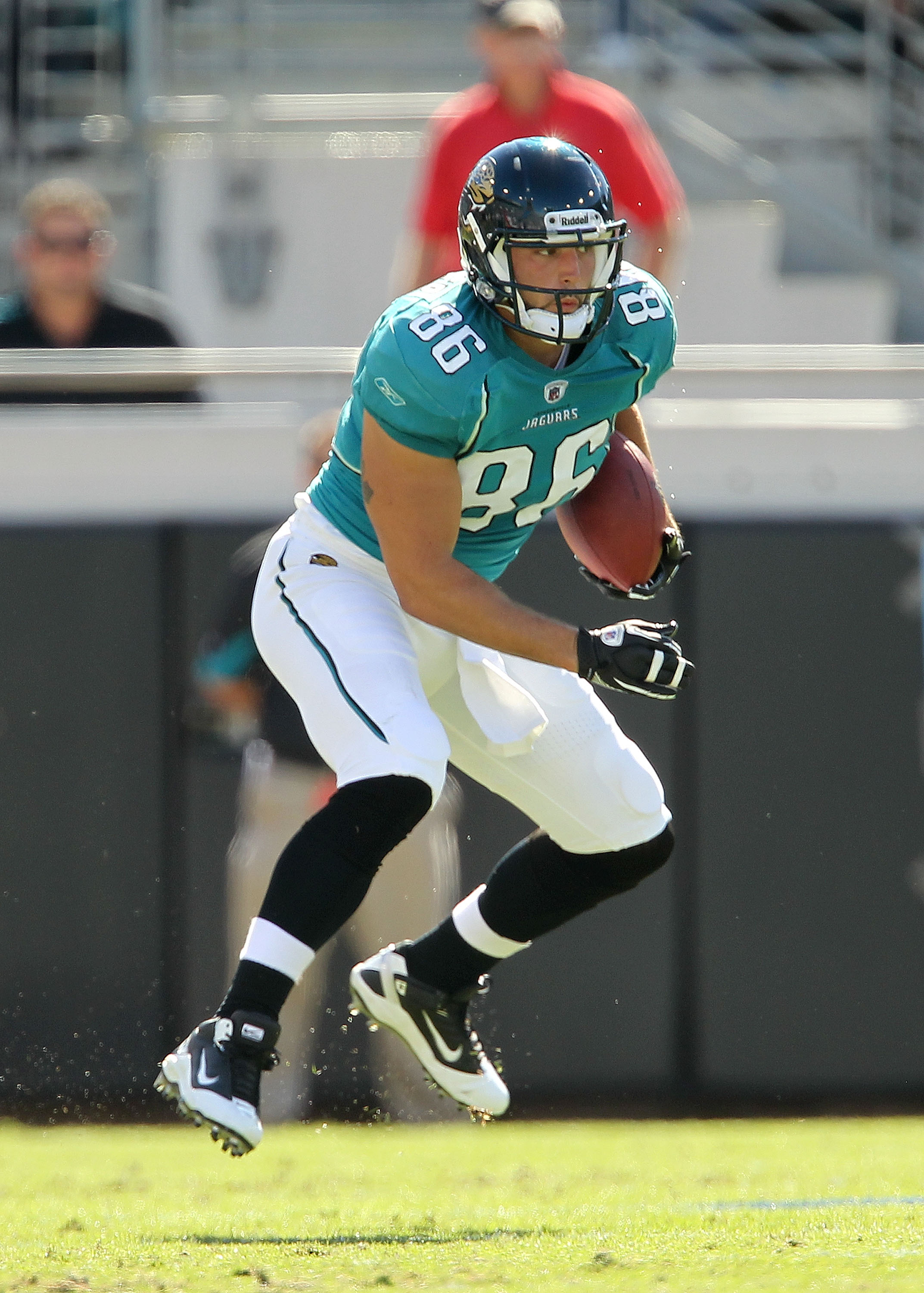JACKSONVILLE, FL - NOVEMBER 14:  Zach Potter #86 of the Jacksonville Jaguars runs the ball in for a touchdown during a game against the Houston Texans at EverBank Field on November 14, 2010 in Jacksonville, Florida.  (Photo by Mike Ehrmann/Getty Images)