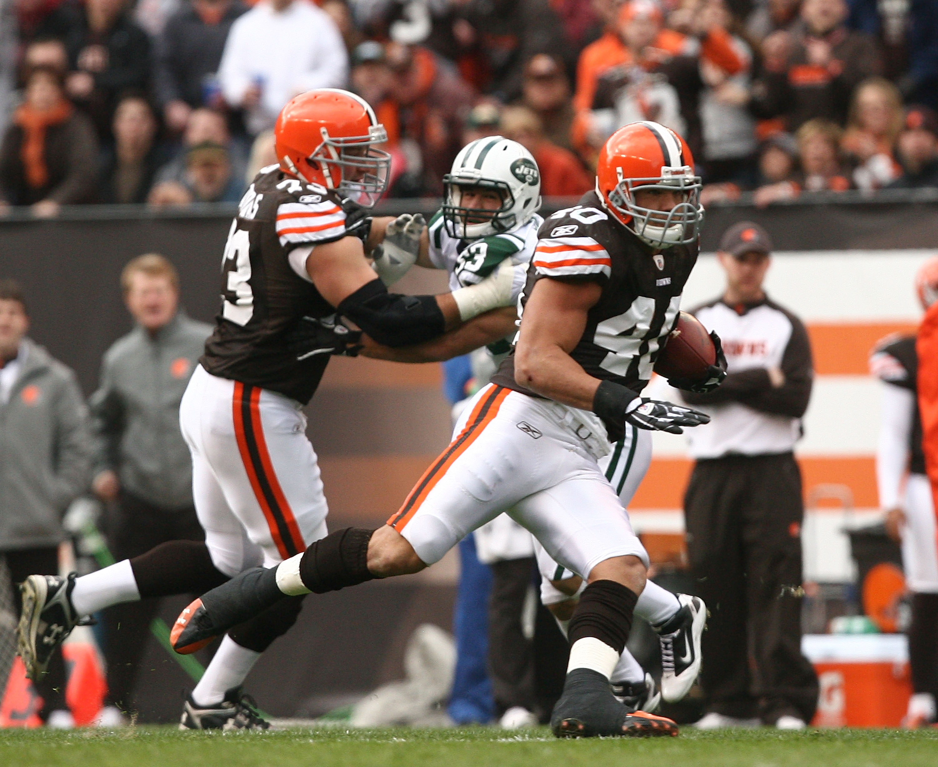 CLEVELAND - NOVEMBER 14:  Tailback Peyton Hillis #40 of the Cleveland Browns runs the ball against the New York Jets at Cleveland Browns Stadium on November 14, 2010 in Cleveland, Ohio.  (Photo by Matt Sullivan/Getty Images)