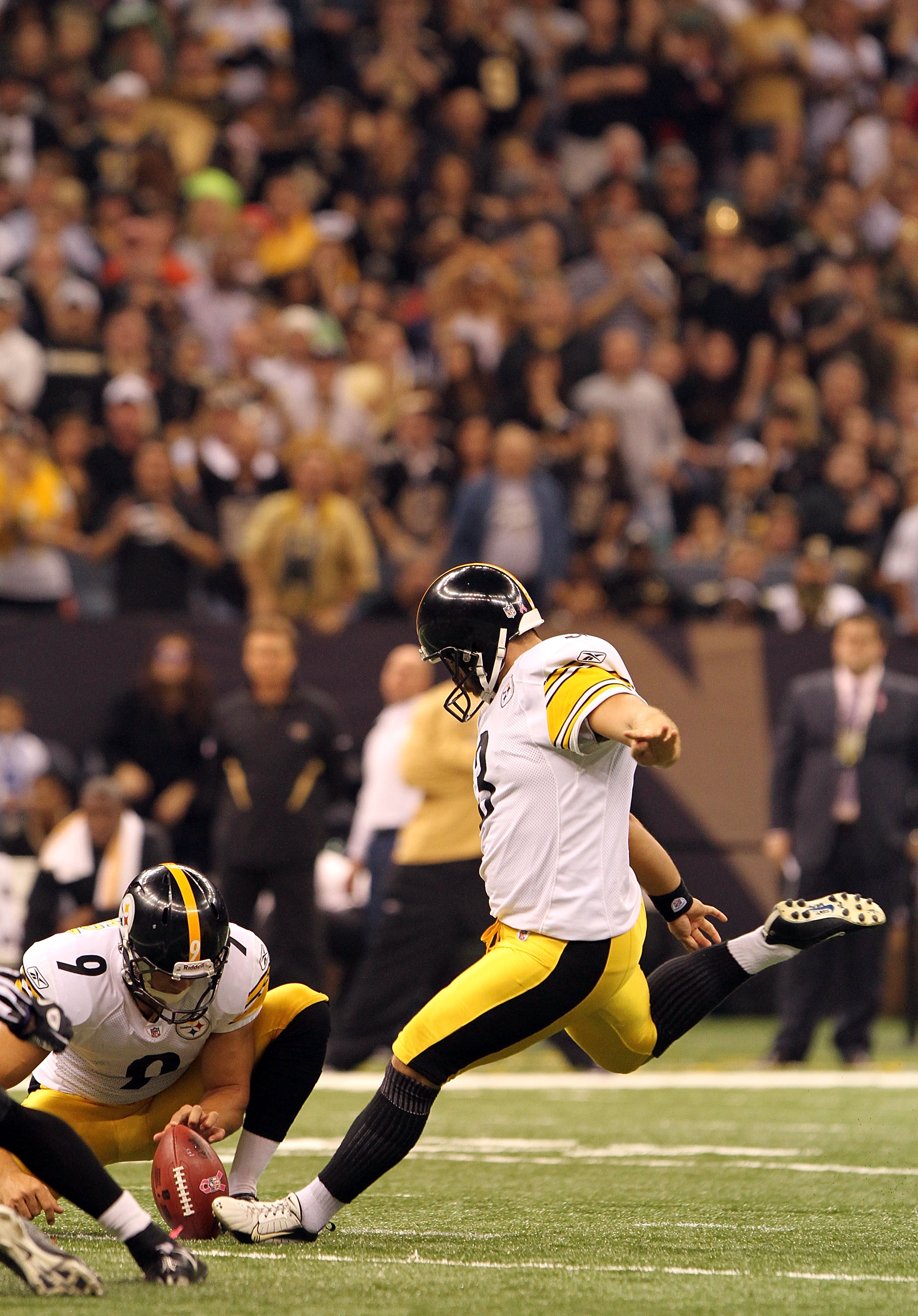 Pittsburgh Steelers quarterback Michael Vick (2) scrambles for five yards  during overtime of the 23-20