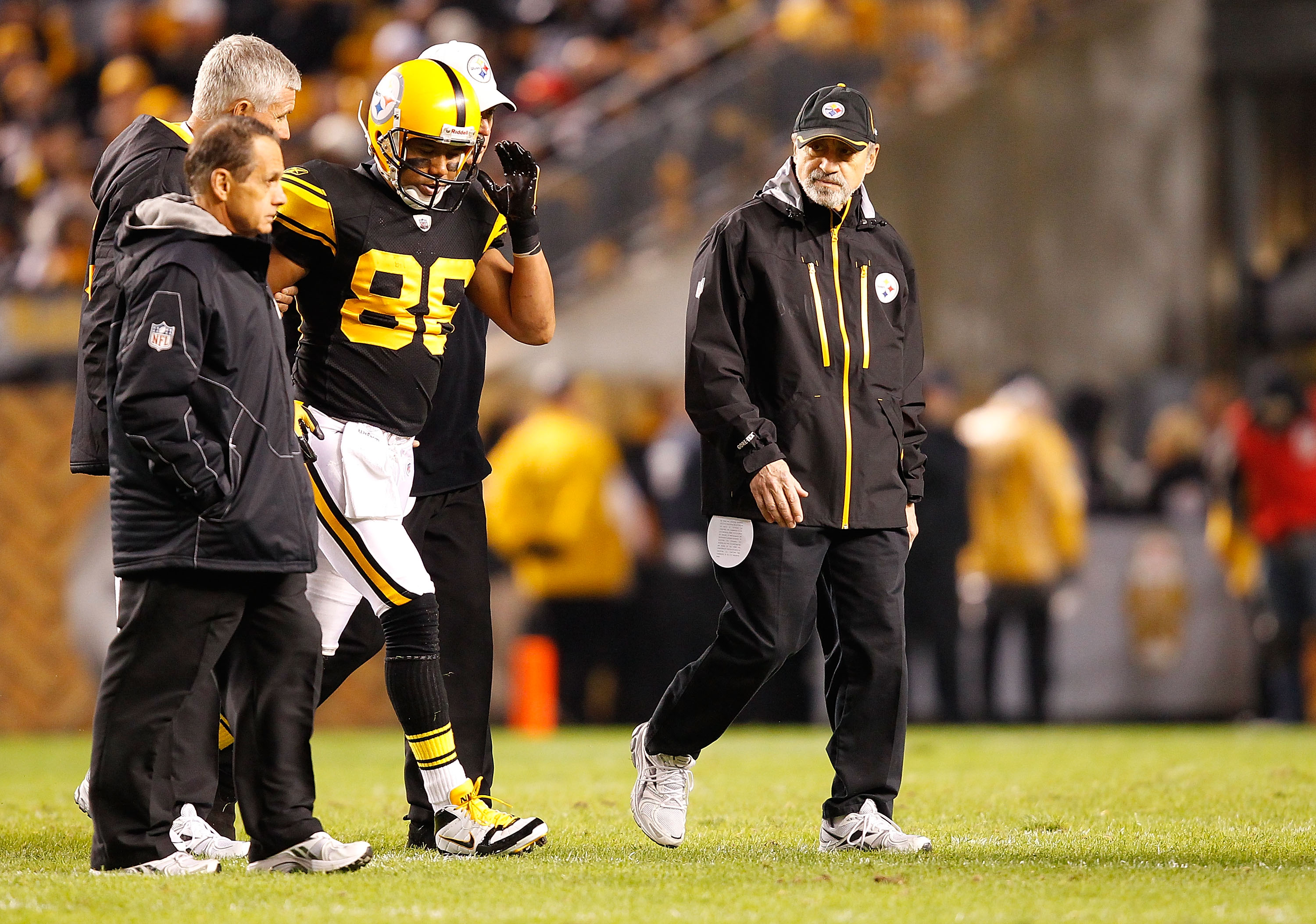 PITTSBURGH - NOVEMBER 14: Hines Ward #86 of the Pittsburgh Steelers walks off of the field with help from the training staff after injuring himself during the game against the New England Patriots on November 14, 2010 at Heinz Field in Pittsburgh, Pennsy
