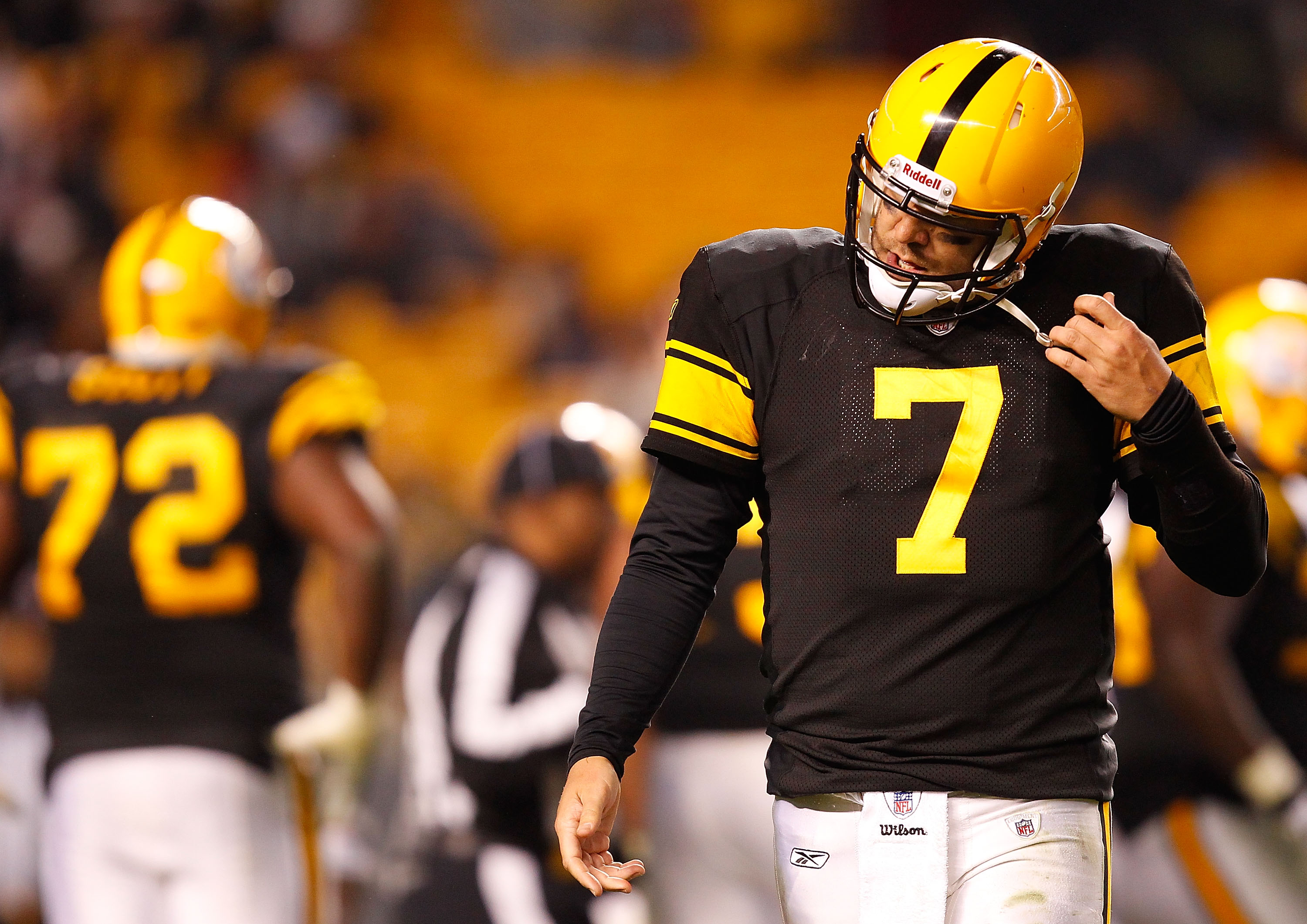 STEELERS STAR QUARTERBACK BEN ROETHLISBERGER IN GREAT THROWBACK