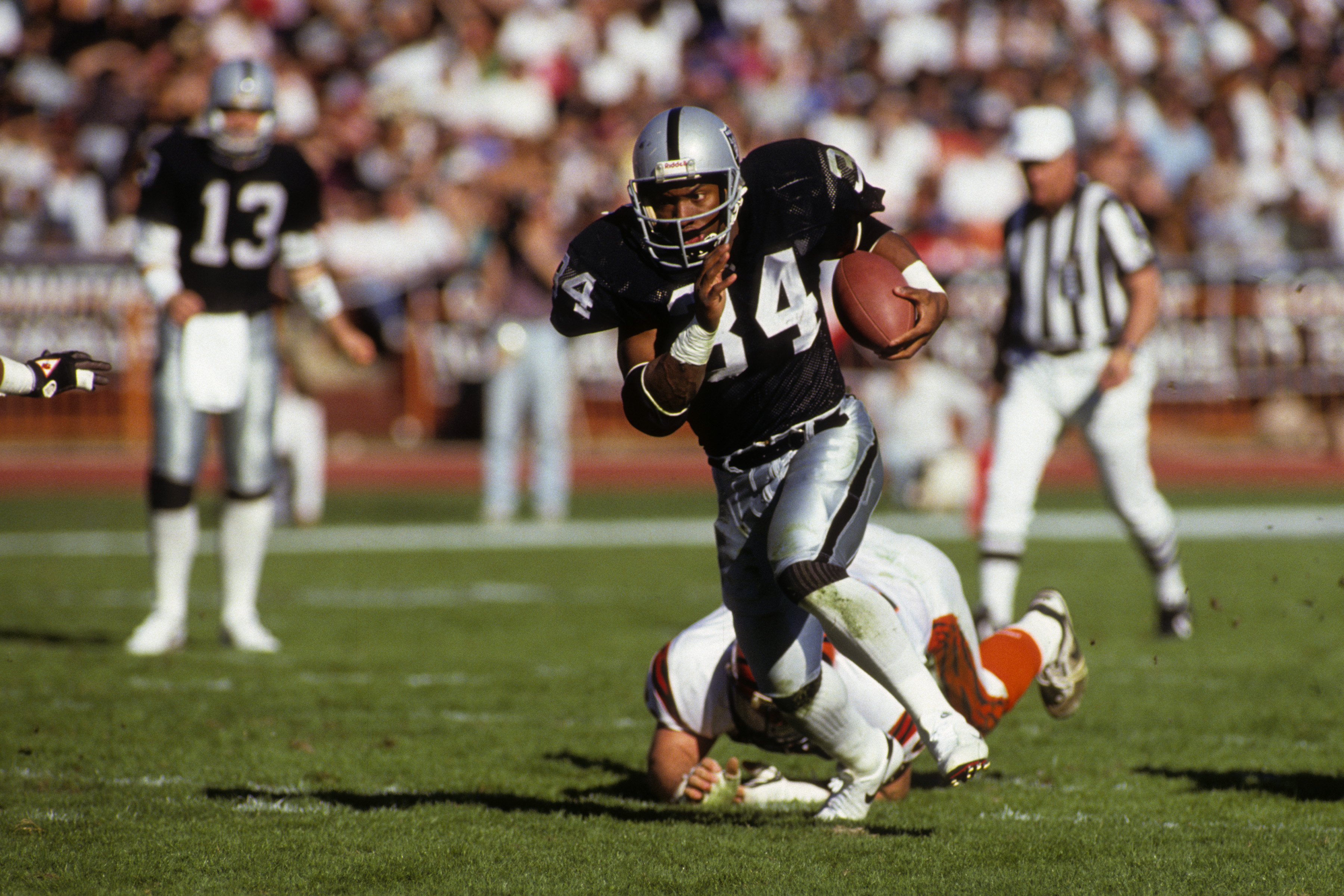 LOS ANGELES - JANUARY 13:  Running back Bo Jackson #34 of Los Angeles Raiders breaks free on the open field against the Cincinnati Bengals defense during the 1990 AFC Divisional Playoffs at the Los Angeles Memorial Coliseum on January 13, 1991 in Los Ange