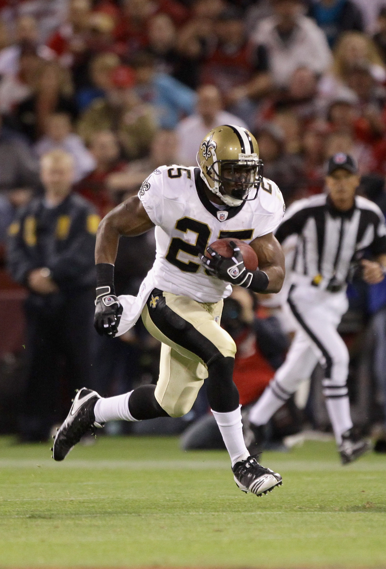 SAN FRANCISCO - SEPTEMBER 20:  Reggie Bush #25 of the New Orleans Saints in action during their game against the San Francisco 49ers at Candlestick Park on September 20, 2010 in San Francisco, California.  (Photo by Ezra Shaw/Getty Images)