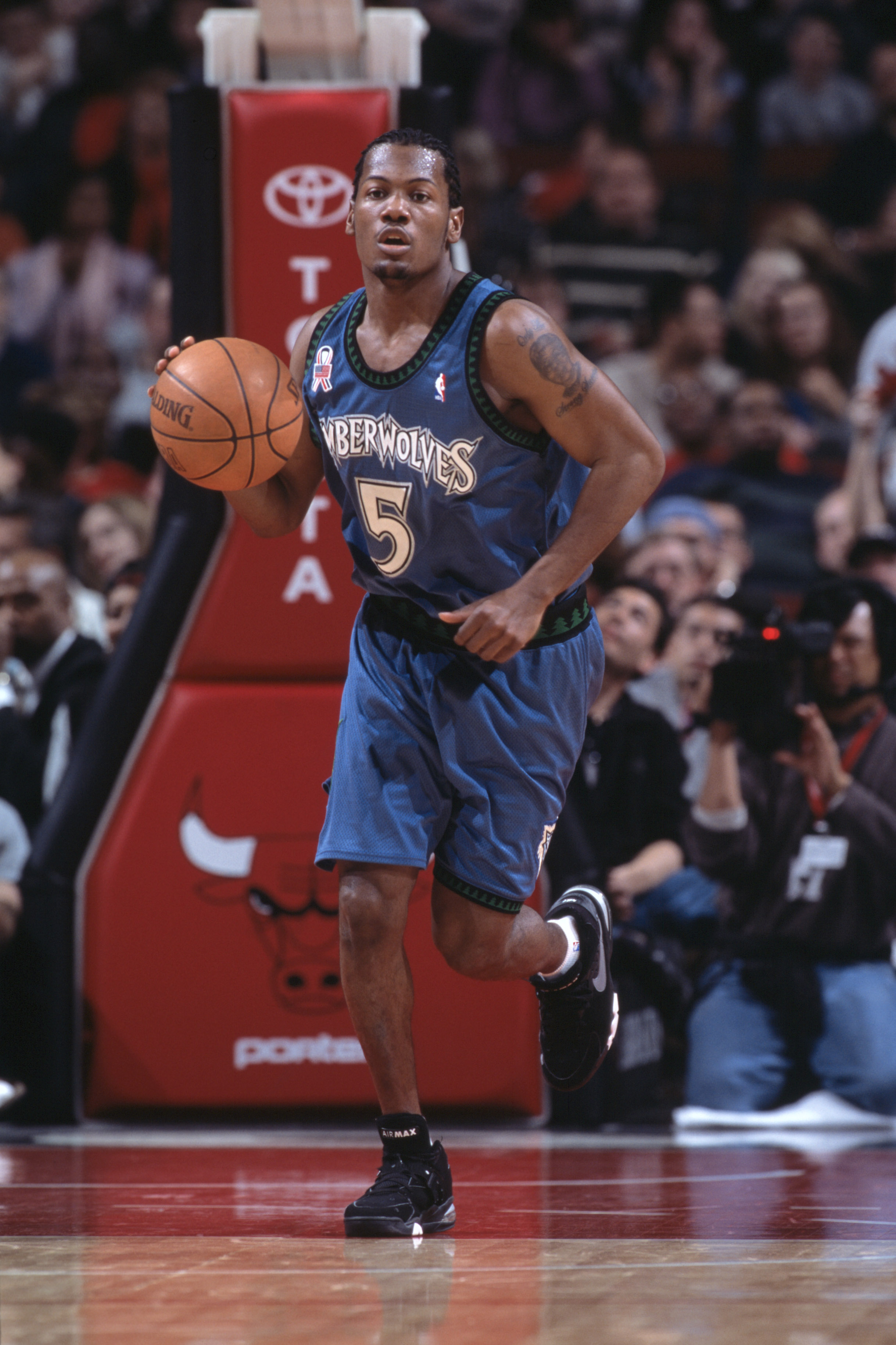 22 Dec 2001:  Point guard William Avery #5 of the Minnesota Timberwolves dribbles the ball during the NBA game against the Chicago Bulls at the United Center in Chicago, Illinois.  The  Timberwolves defeated the Bulls 95-74.Mandatory Credit: Jonathan Dani