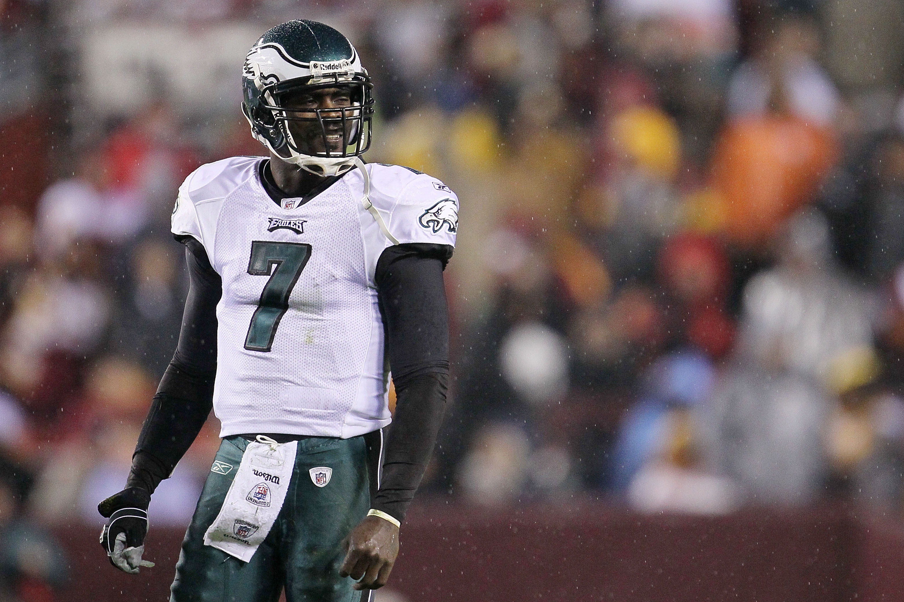 LANDOVER, MD - NOVEMBER 15:  Michael Vick #7 of the Philadelphia Eagles waits for instructions against  the Washington Redskins on November 15, 2010 at FedExField in Landover, Maryland.  (Photo by Chris McGrath/Getty Images)