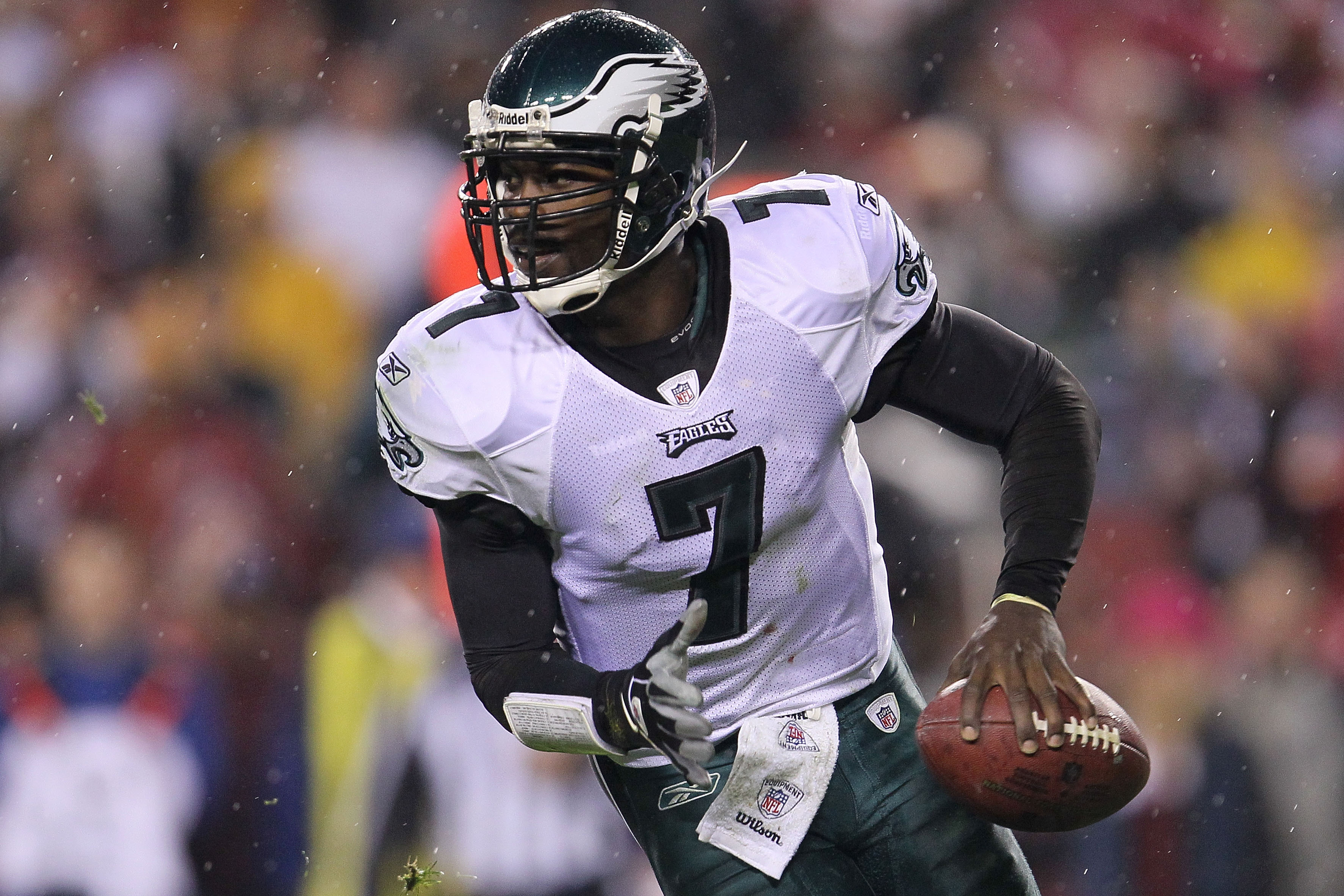 LANDOVER, MD - NOVEMBER 15:  Michael Vick #7 of the Philadelphia Eagles looks to pass against the Washington Redskins on November 15, 2010 at FedExField in Landover, Maryland.  (Photo by Chris McGrath/Getty Images)