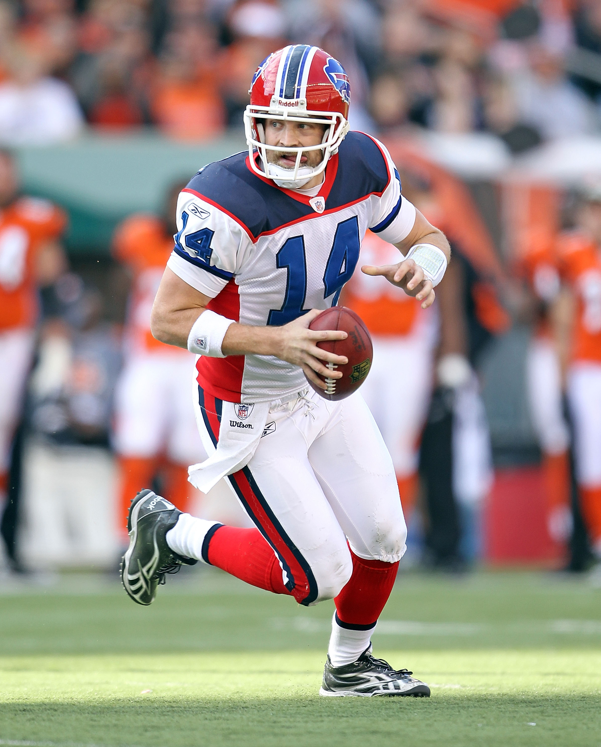 Buffalo Bills' Ryan Fitzpatrick throws during warm-ups against the  Tennessee Titans before an NFL football game in Orchard Park, N.Y., Sunday,  Dec. 4, 2011. (AP Photo/David Duprey Stock Photo - Alamy