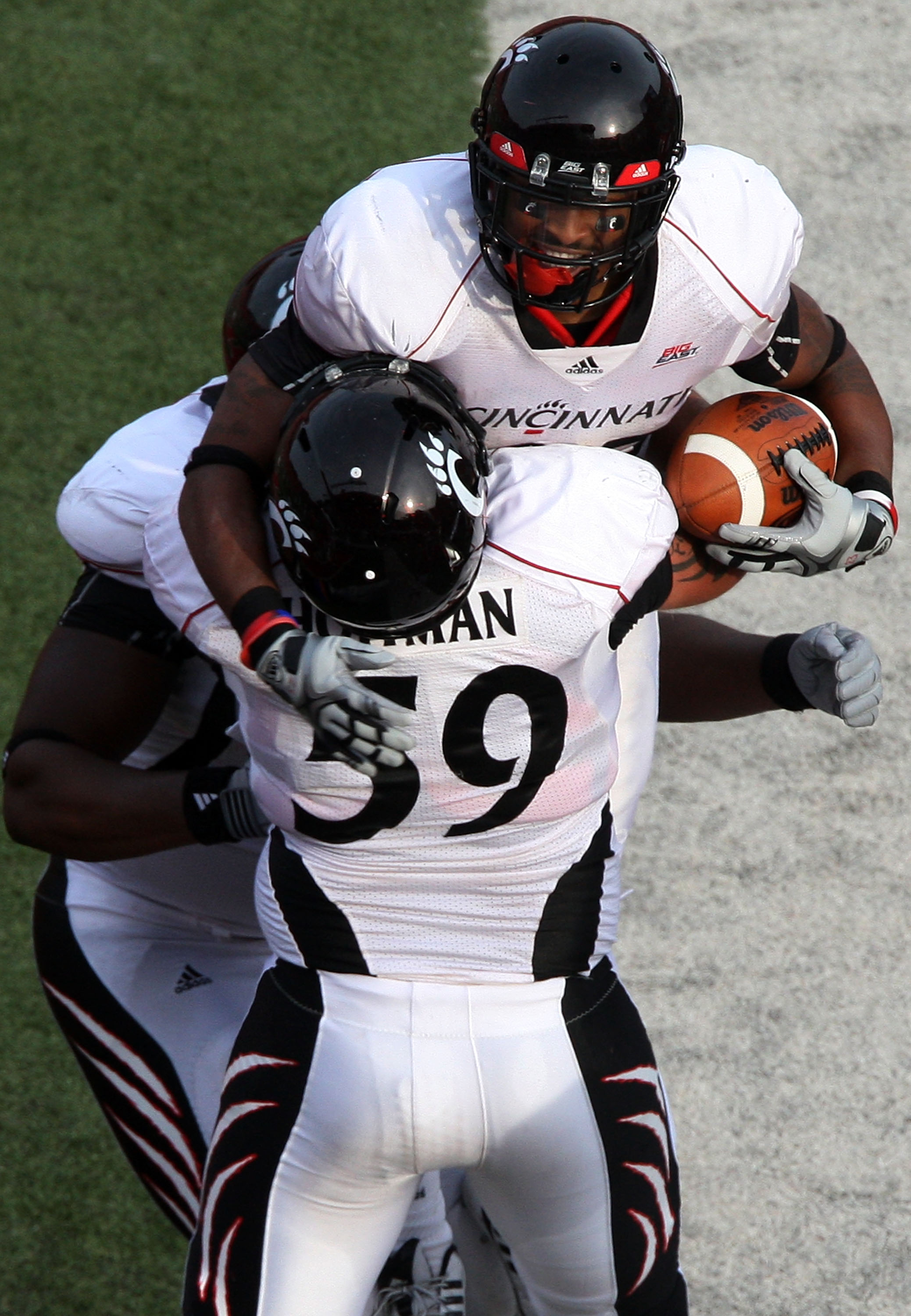 Former Bearcats RB Isaiah Pead Shares His Story With Players' Tribune -  University of Cincinnati Athletics