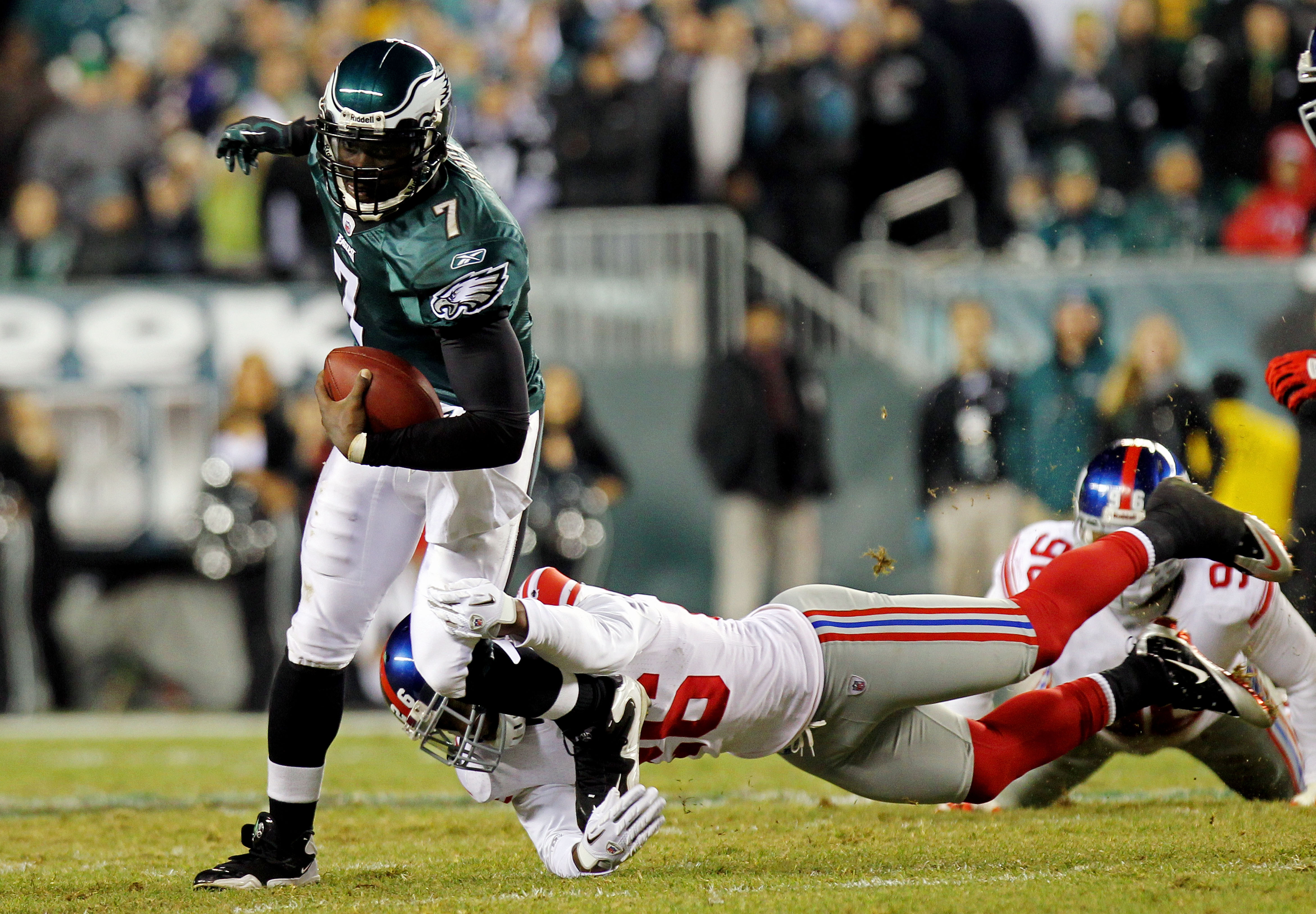 PHILADELPHIA - NOVEMBER 21:  Michael Vick #7 of the Philadelphia Eagles runs with the ball against Antrel Rolle #26 of the New York Giants at Lincoln Financial Field on November 21, 2010 in Philadelphia, Pennsylvania.  (Photo by Nick Laham/Getty Images)