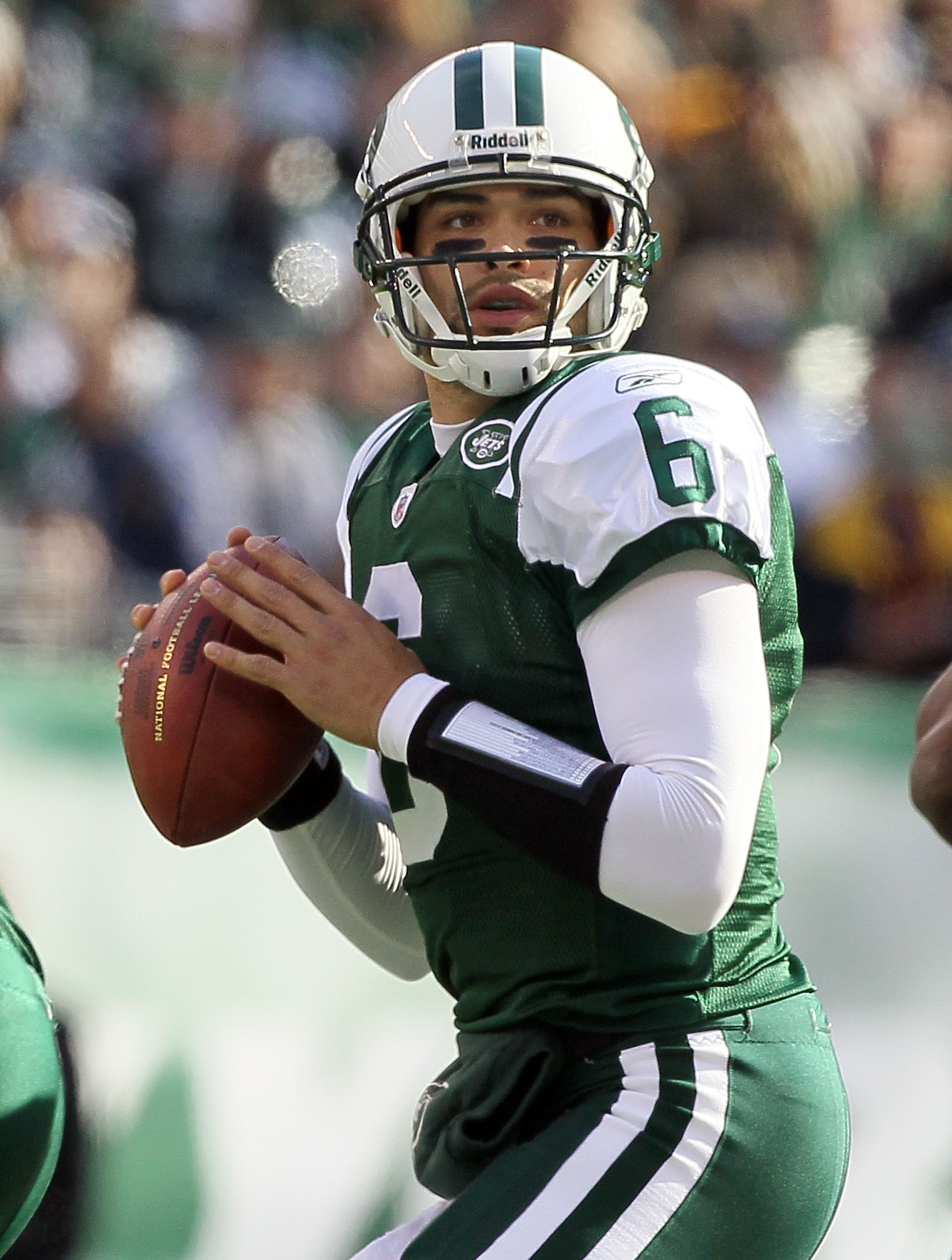 Kansas City Chiefs Tony Gonzalez runs with the football in the fourth  quarter against the New York Jets at Giants Stadium in East Rutherford, New  Jersey on December 30, 2007. The Jets