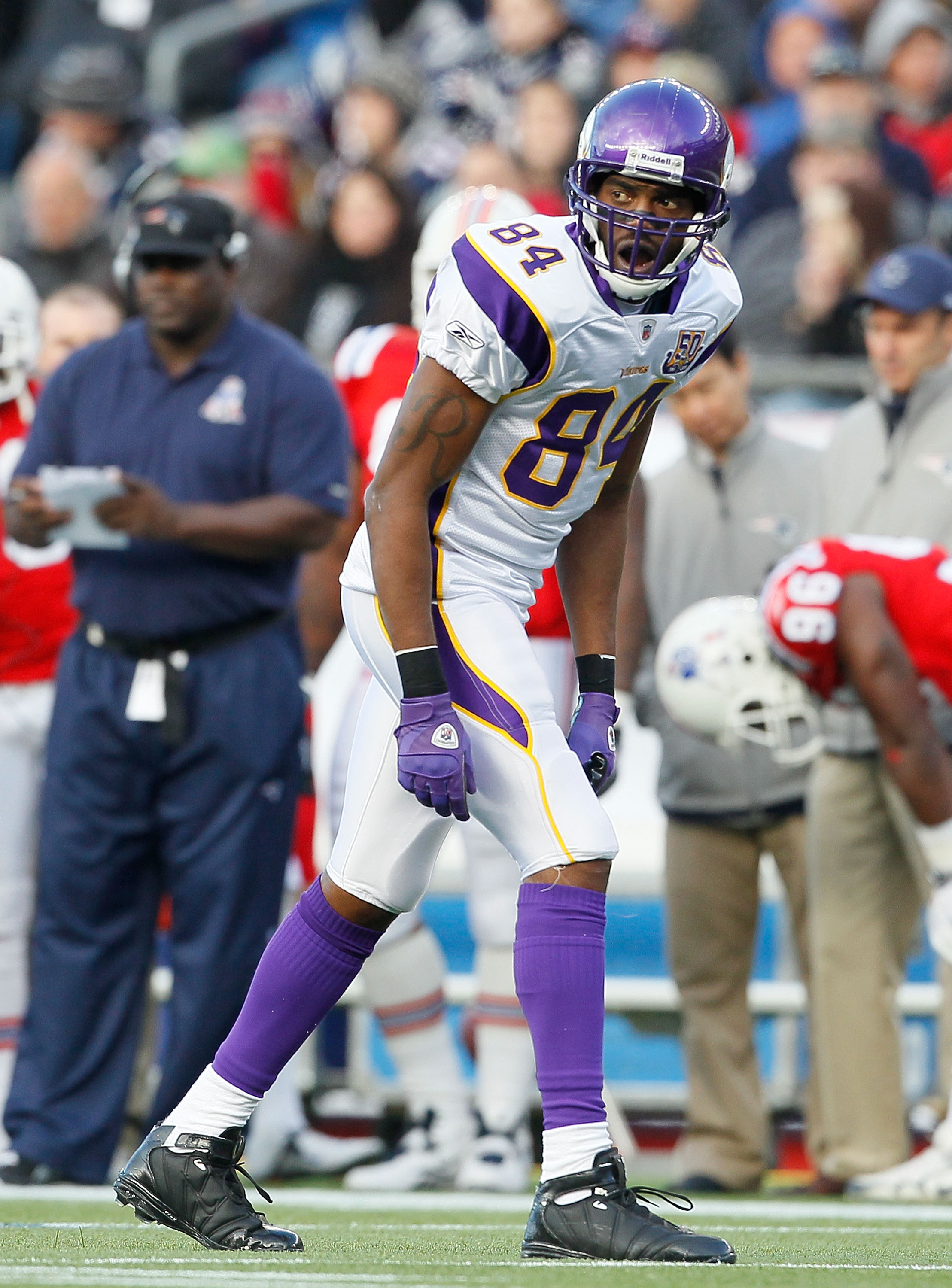 FOXBORO, MA - OCTOBER 31:  Randy Moss #84 of the Minnesota Vikings lines up against the New England Patriots at Gillette Stadium on October 31, 2010 in Foxboro, Massachusetts. (Photo by Jim Rogash/Getty Images)