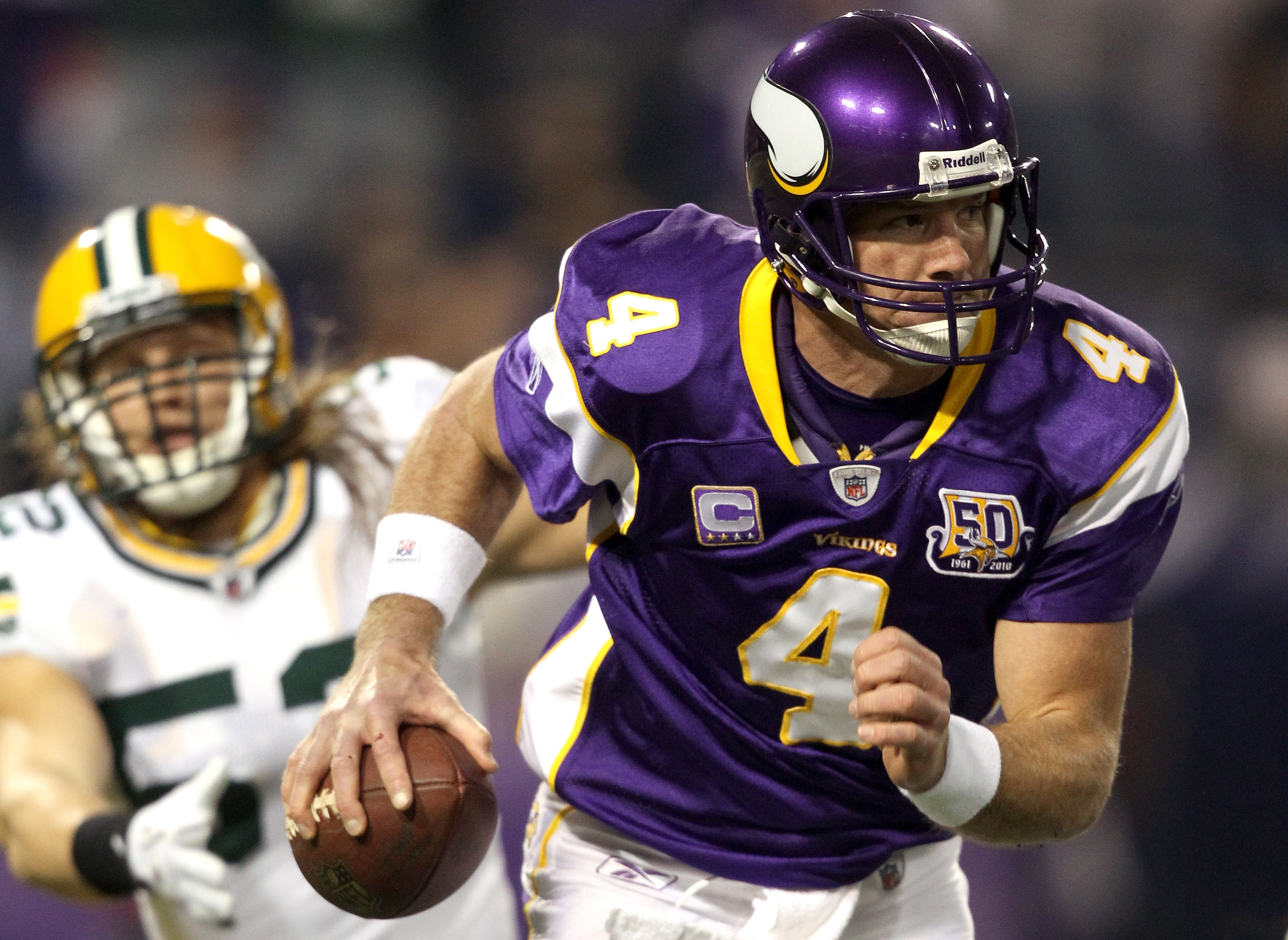 MINNEAPOLIS - NOVEMBER 21:  Quarterback Brett Favre #4 of the Minnesota Vikings looks for an open receiver while playing the Green Bay Packers at the Hubert H. Humphrey Metrodome on November 21, 2010 in Minneapolis, Minnesota.  (Photo by Matthew Stockman/