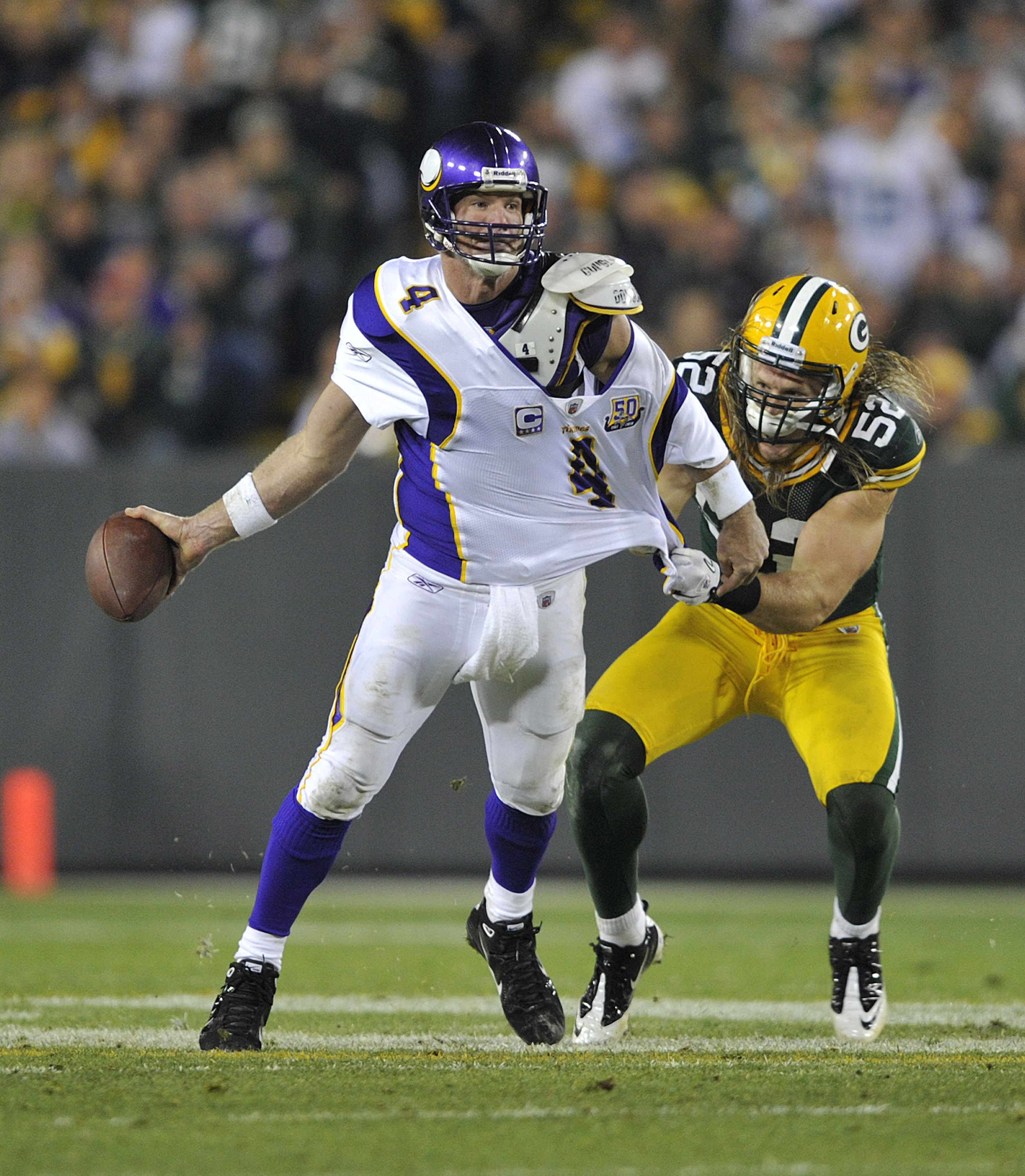 Minnesota Vikings Brett Favre Peeing on Green Bay Packers Tee