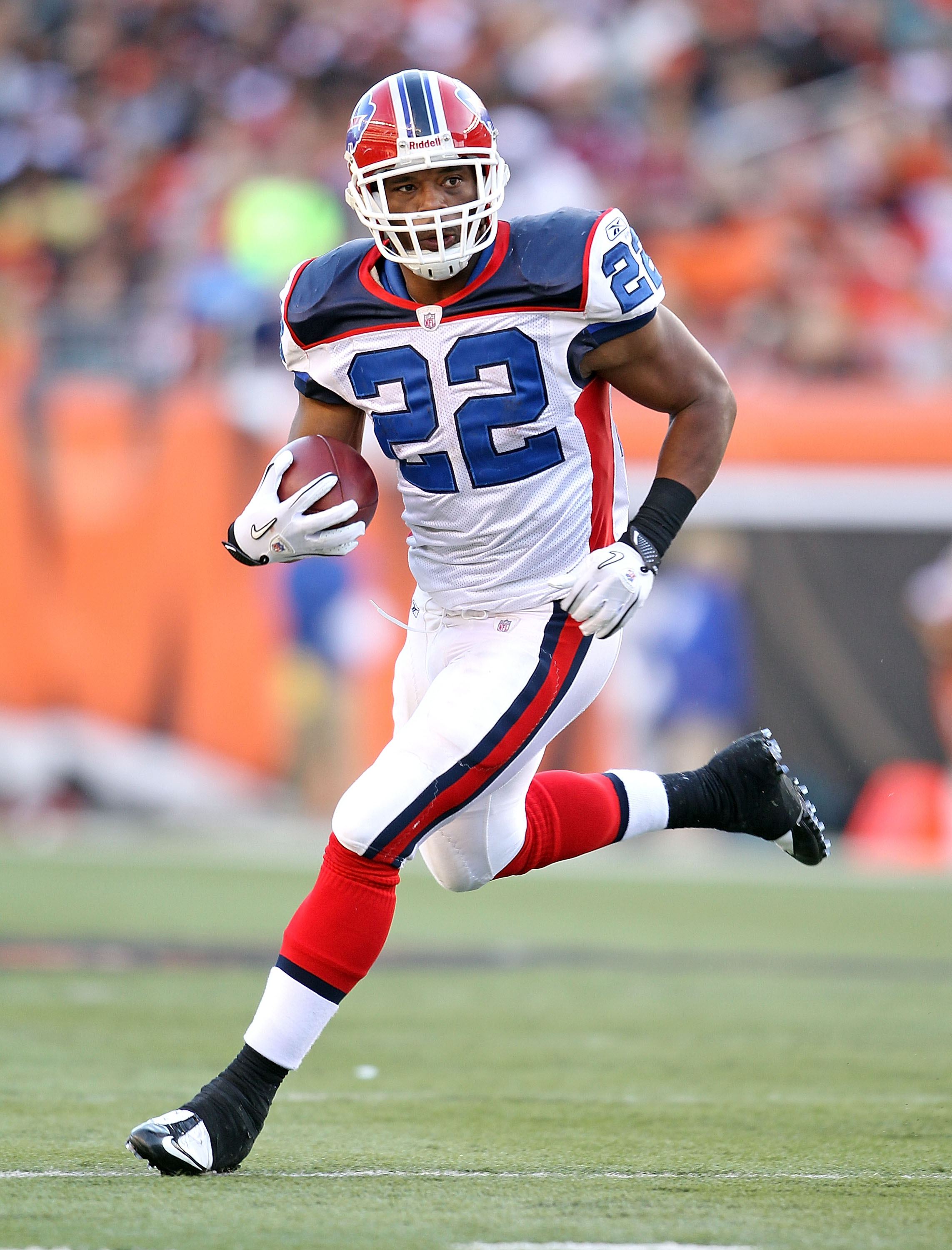 Buffalo Bills' Ryan Fitzpatrick throws during warm-ups against the  Tennessee Titans before an NFL football game in Orchard Park, N.Y., Sunday,  Dec. 4, 2011. (AP Photo/David Duprey Stock Photo - Alamy