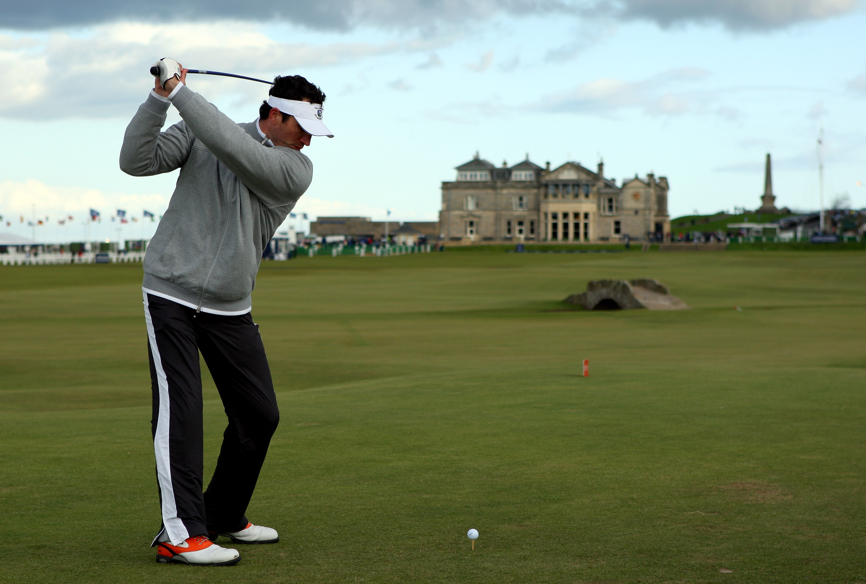 ST.ANDREWS, UNITED KINGDOM - OCTOBER 03: Heavyweight boxing champion Wladimir Klitschko drives off the 18th tee during the second round of The Alfred Dunhill Links Championship at The Old Course on October 3, 2008 in St.Andrews, Scotland. (Photo by Andr