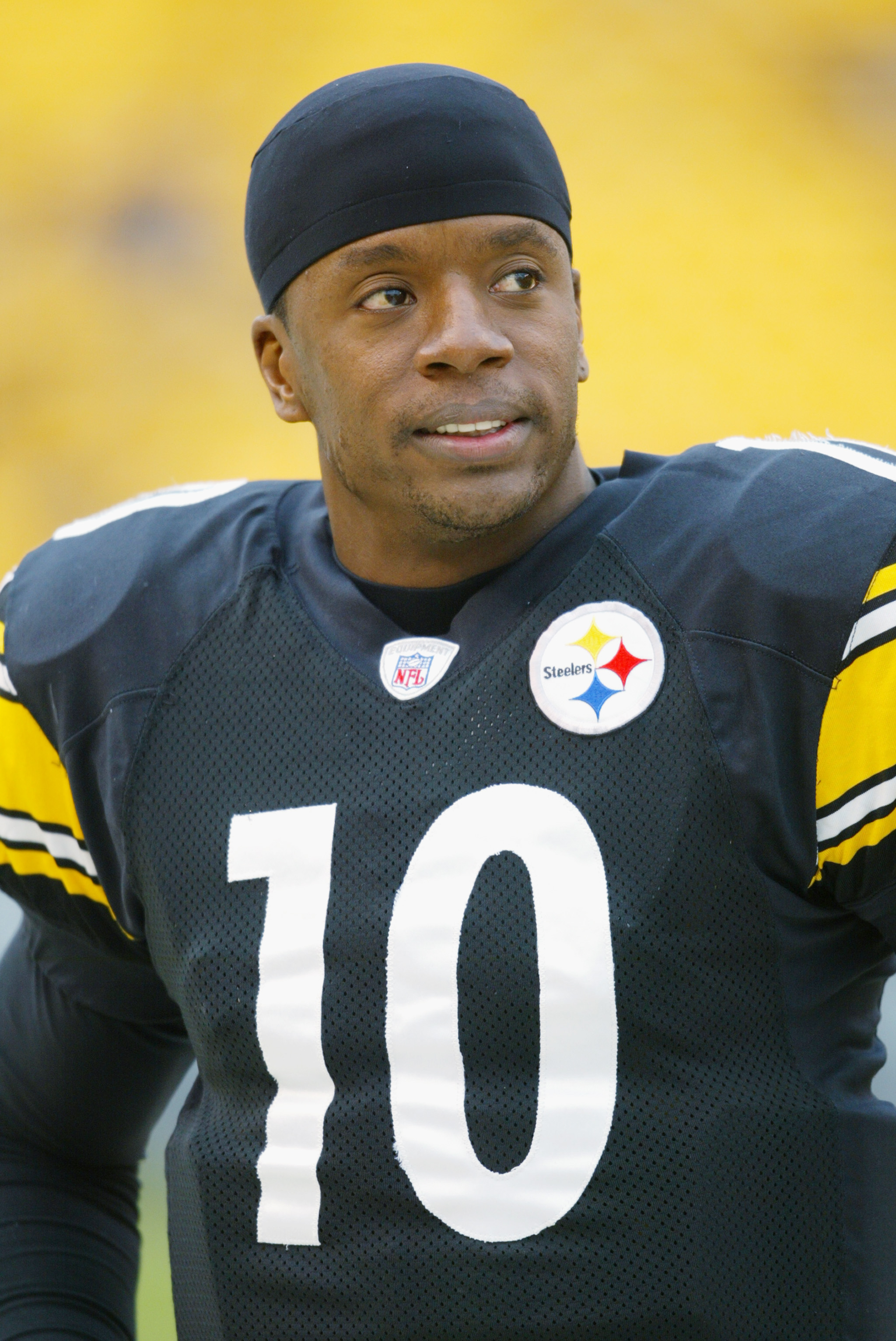 PITTSBURGH - DECEMBER 29:  Quarterback Kordell Stewart #10 of the Pittsburgh Steelers watches the NFL game against the Baltimore Ravens at Heinz Field on December 29, 2002 in Pittsburgh, Pennsylvania.  The Steelers defeated the Ravens 34-31.  (Photo by Ja