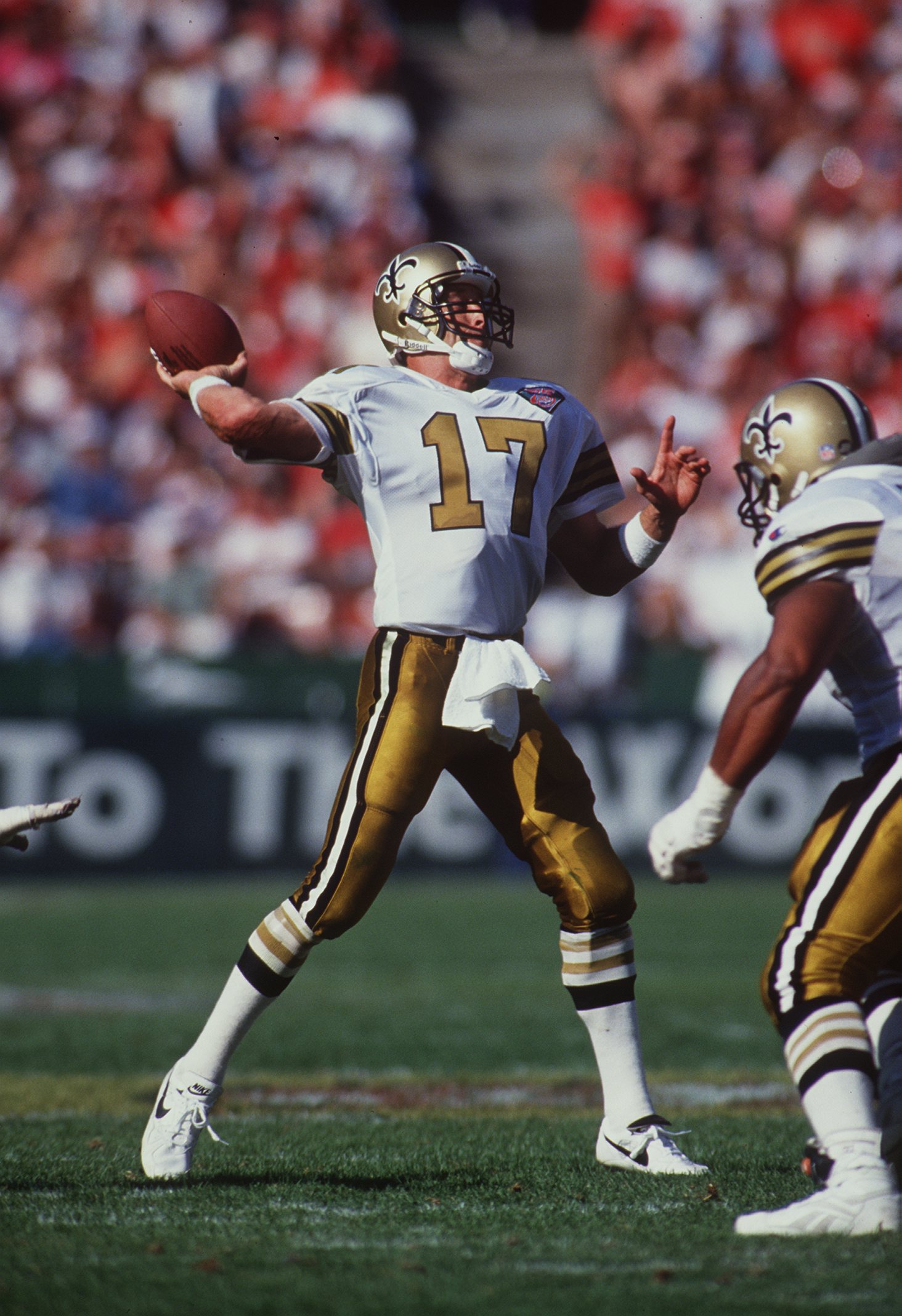 25 SEP1994:  QUARTERBACK JIM EVERETT OF THE NEW ORLEANS SAINTS THROWS A PASS IN HIS TEAM''S 24-13 LOSS TO THE SAN FRANCISCO FORTY NINERS AT CANDLESTICK PARK. Mandatory Credit: Stephen Dunn/ALLSPORT