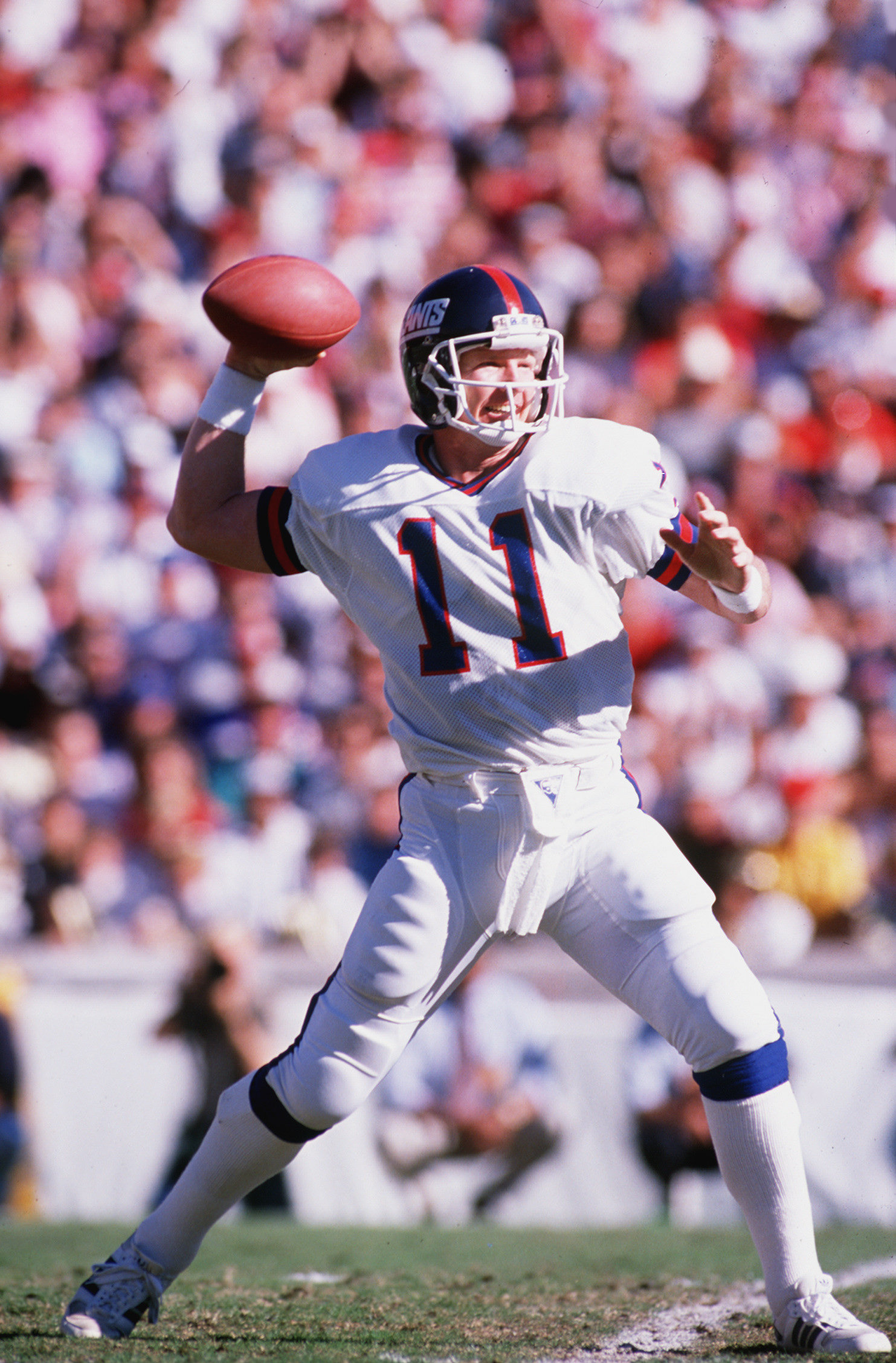 UNDATED:  QUARTERBACK PHIL SIMMS OF THE NEW YORK GIANTS SETS AND THROWS A PASS DURING A GIANTS NFL GAME.  Mandatory Credit: Mike Powell/ALLSPORT