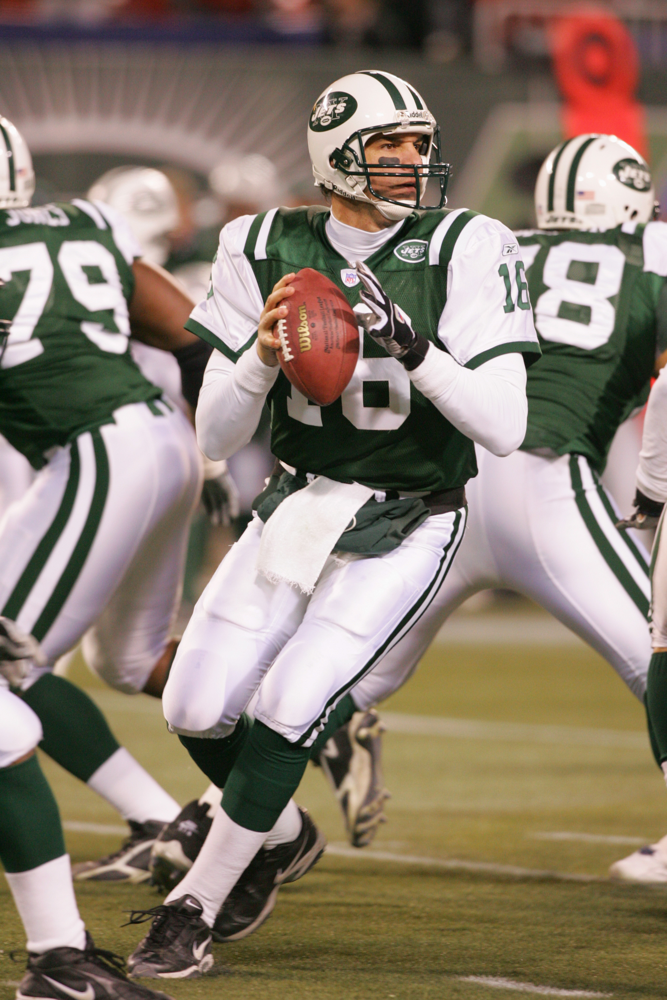 EAST RUTHERFORD, NJ - DECEMBER 26: Quarterback Vinny Testaverde #16 of the New York Jets looks to pass during the game against the New England Patriots on December 26, 2005 at Giants Stadium in East Rutherford, New Jersey.The Patriots defeated the Jets 31
