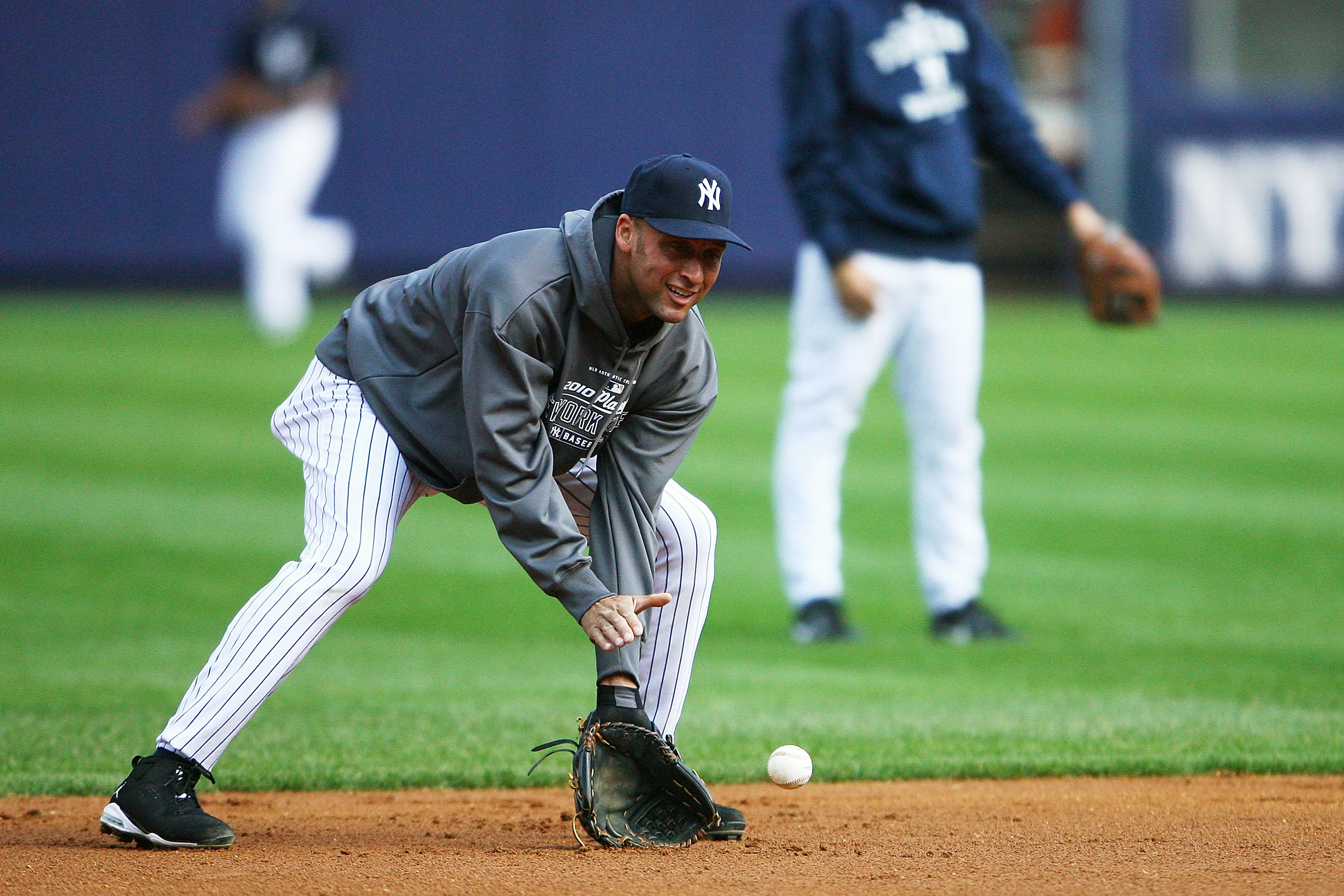 New York Yankees' Derek Jeter practices fielding ground balls between  News Photo - Getty Images