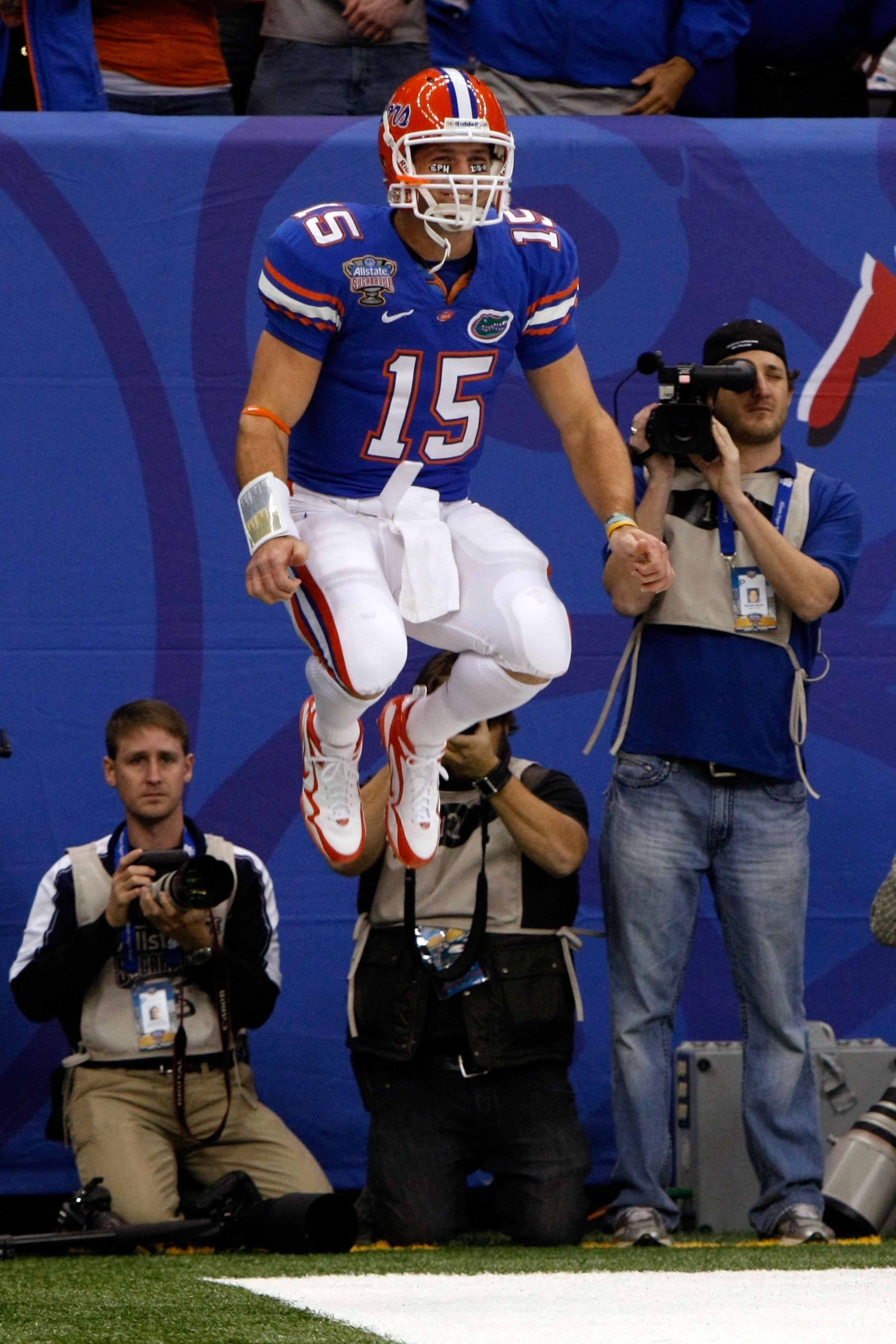NEW ORLEANS - JANUARY 01:  Quarterback Tim Tebow #15 of the Florida Gators warms up on the sidelines before the Allstate Sugar Bowl at the Louisana Superdome on January 1, 2010 in New Orleans, Louisiana.  (Photo by Kevin C. Cox/Getty Images)