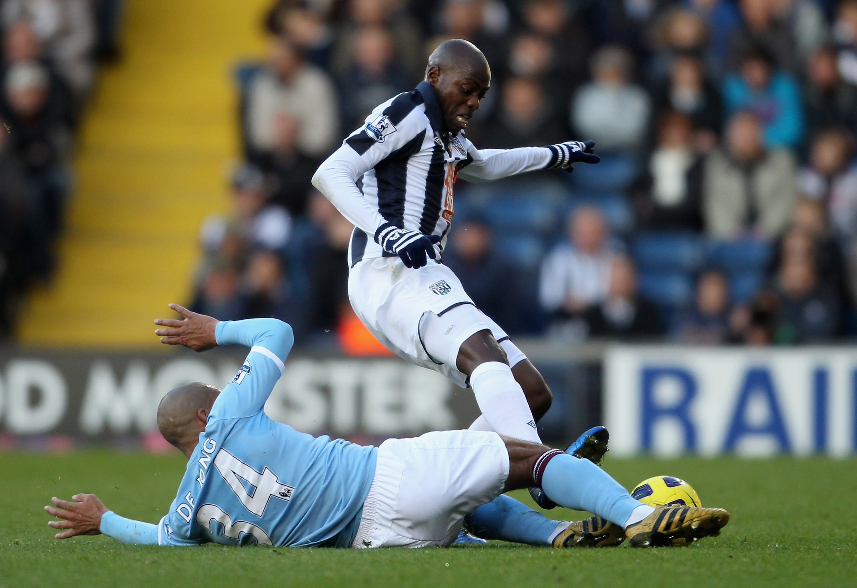 WEST BROMWICH, ENGLAND - NOVEMBER 07: Youssouf Mulumbu of West Bromwich Albion (R) tackles Manchester City's Nigel De Jong during the Barclays Premier League match between West Bromwich Albion and Manchester City at The Hawthorns on November 7, 2010 in We