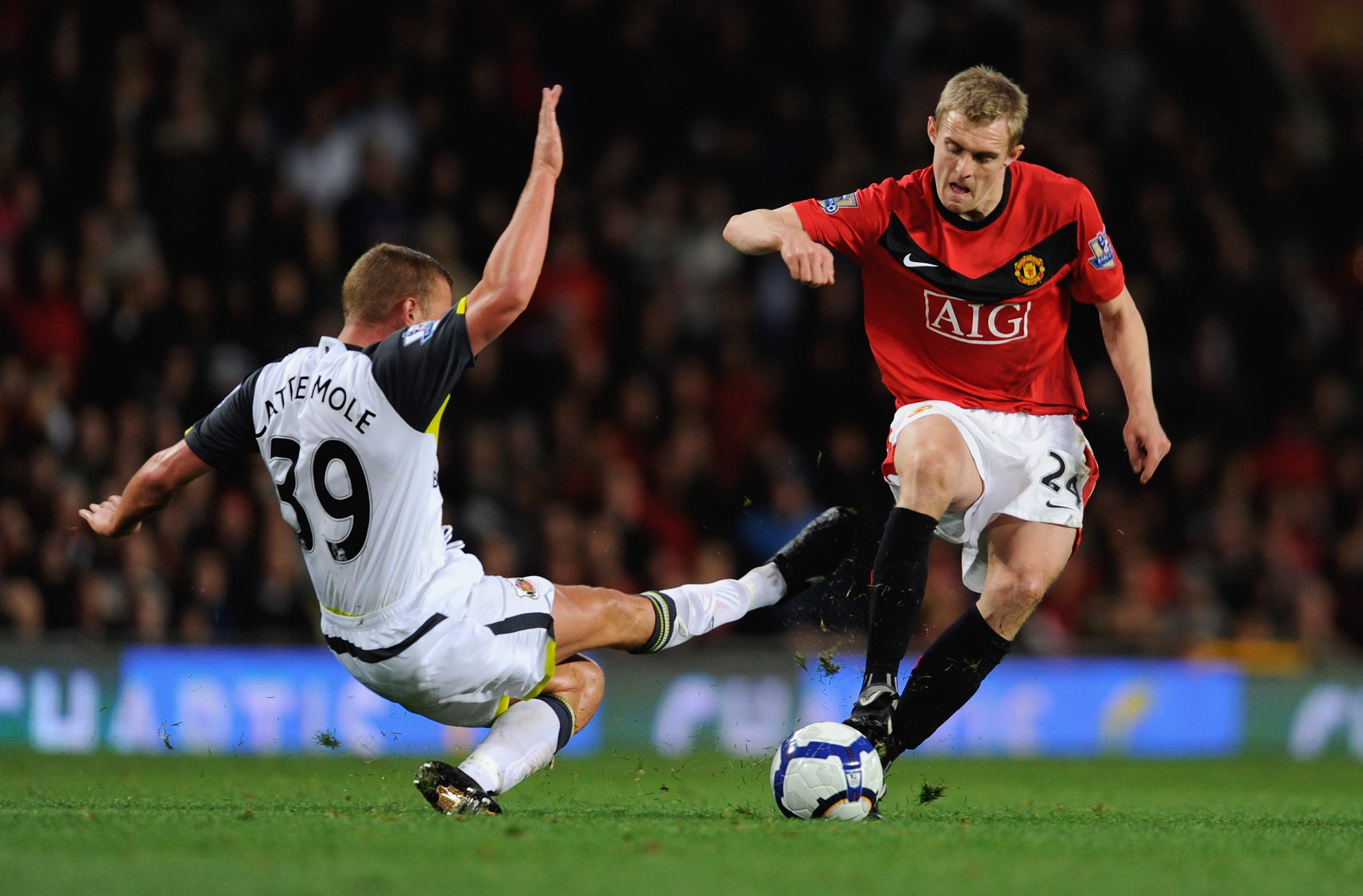 MANCHESTER, ENGLAND - OCTOBER 03:  Darren Fletcher of Manchester United is tackled by Lee Cattermole of Sunderland during the Barclays Premier League match between Manchester United and Sunderland at Old Trafford on October 3, 2009 in Manchester, England.
