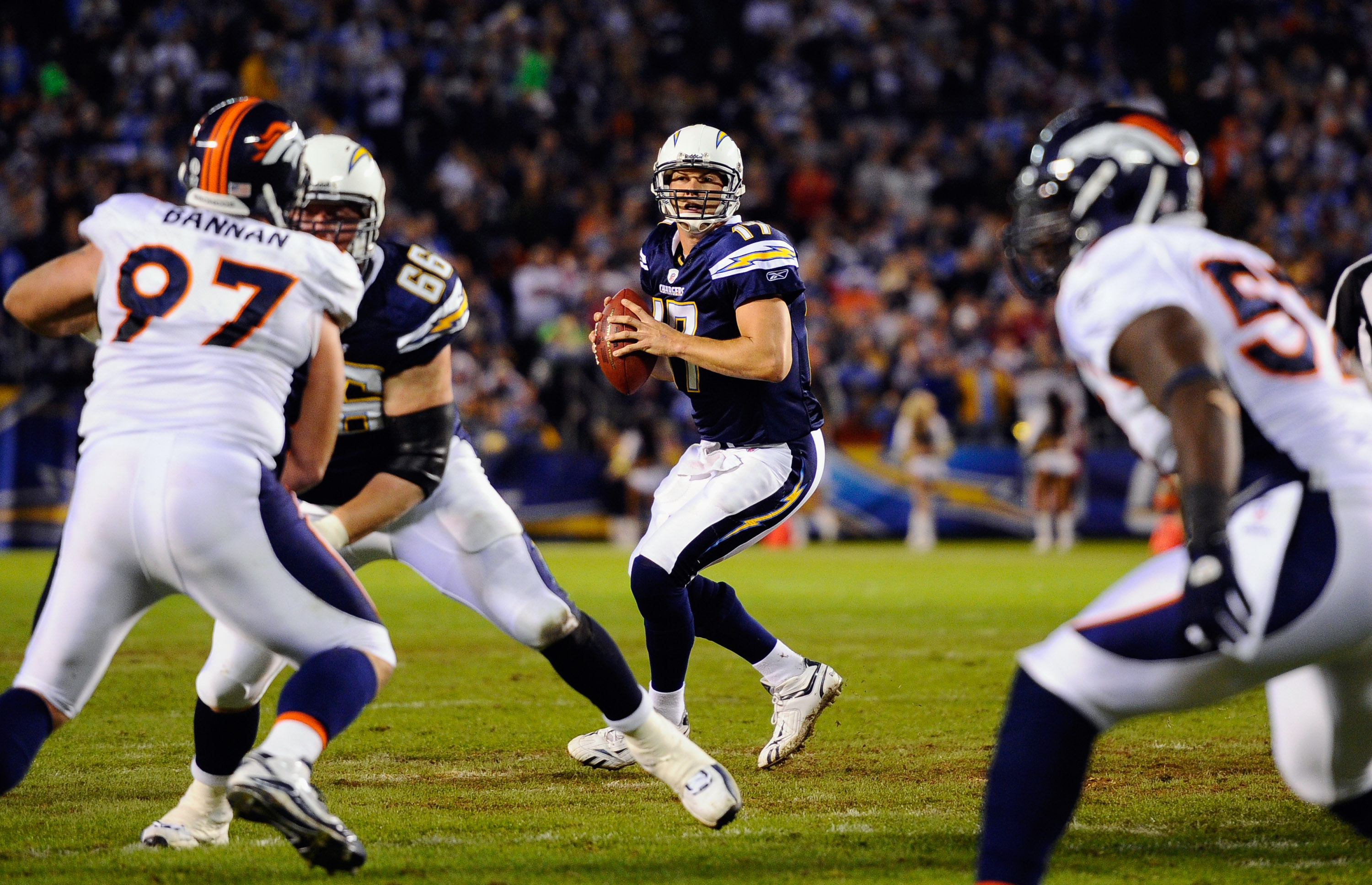 Antonio Gates and Philip Rivers have heated exchange on sidelines during  Chiefs game