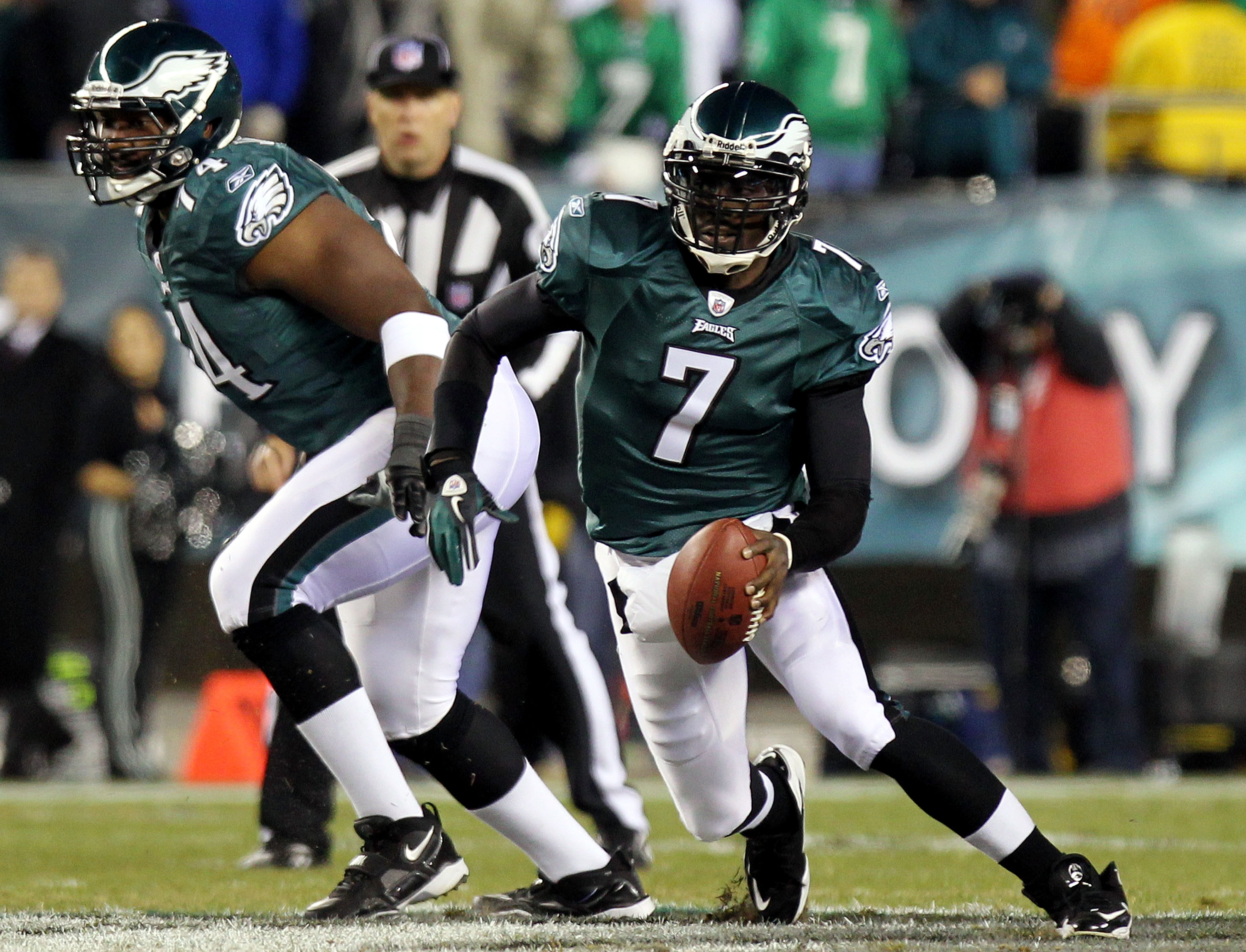 As Michael Vick Hits the Books, the Eagles Soar - The New York Times