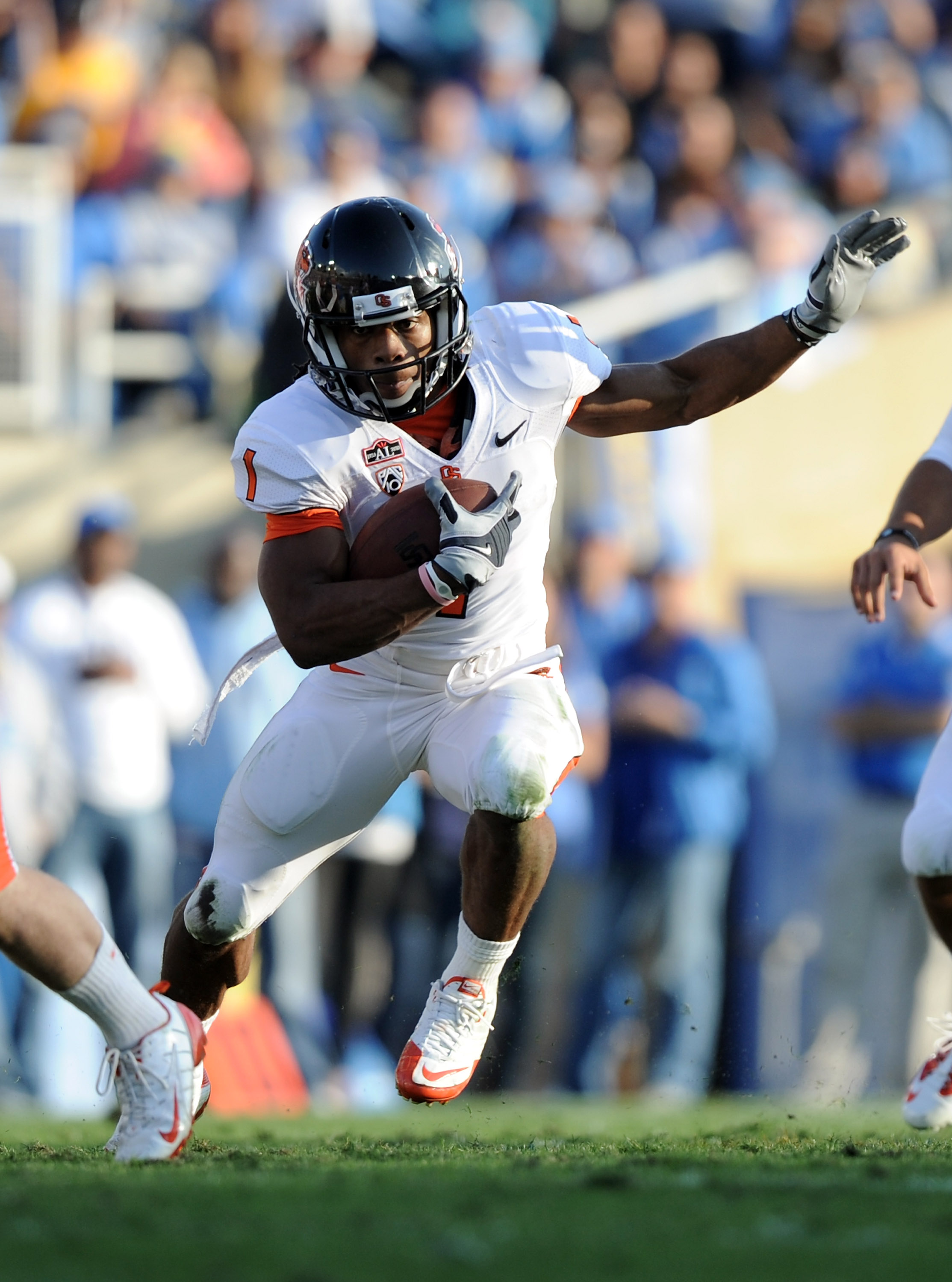 PASADENA, CA - NOVEMBER 06: Jacquizz Rodgers #1 of the Oregon State Beavers runs through an opening against the UCLA Bruins at the Rose Bowl on November 6, 2010 in Pasadena, California. (Photo by Harry How/Getty Images)