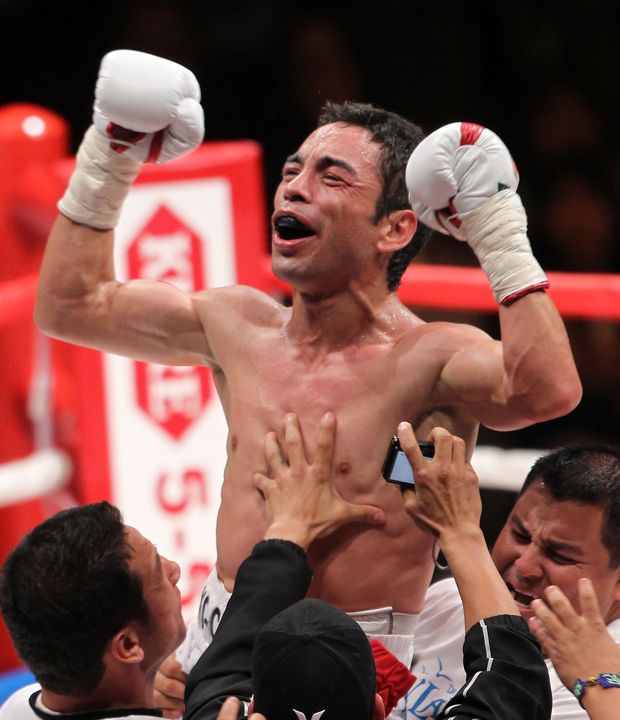 TOKYO - APRIL 30:  Fernando Montiel of Mexico celebrates after knocking out Hozumi Hasegawa of Japan during the WBC Bantamweight Title Fight between Hozumi Hasegawa and Fernando Montiel at Nippon Budokan on April 30, 2010 in Tokyo, Japan.  (Photo by Koich