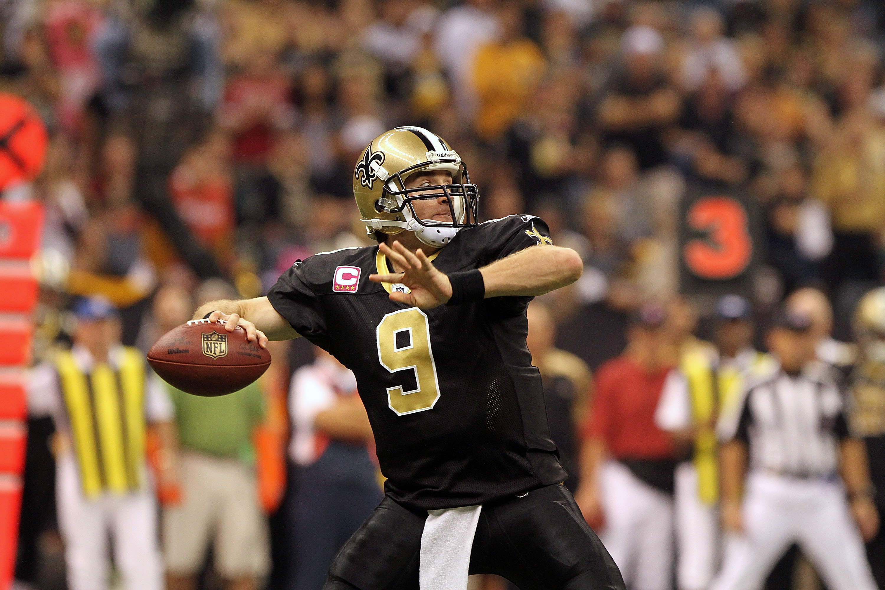 NEW ORLEANS, LA - OCTOBER 31: Drew Brees #9 of the New Orleans Saints throws the ball against the Pittsburgh Steelers at the Louisiana Superdome on October 31, 2010 in New Orleans, Louisiana. (Photo by Matthew Sharpe/Getty Images)