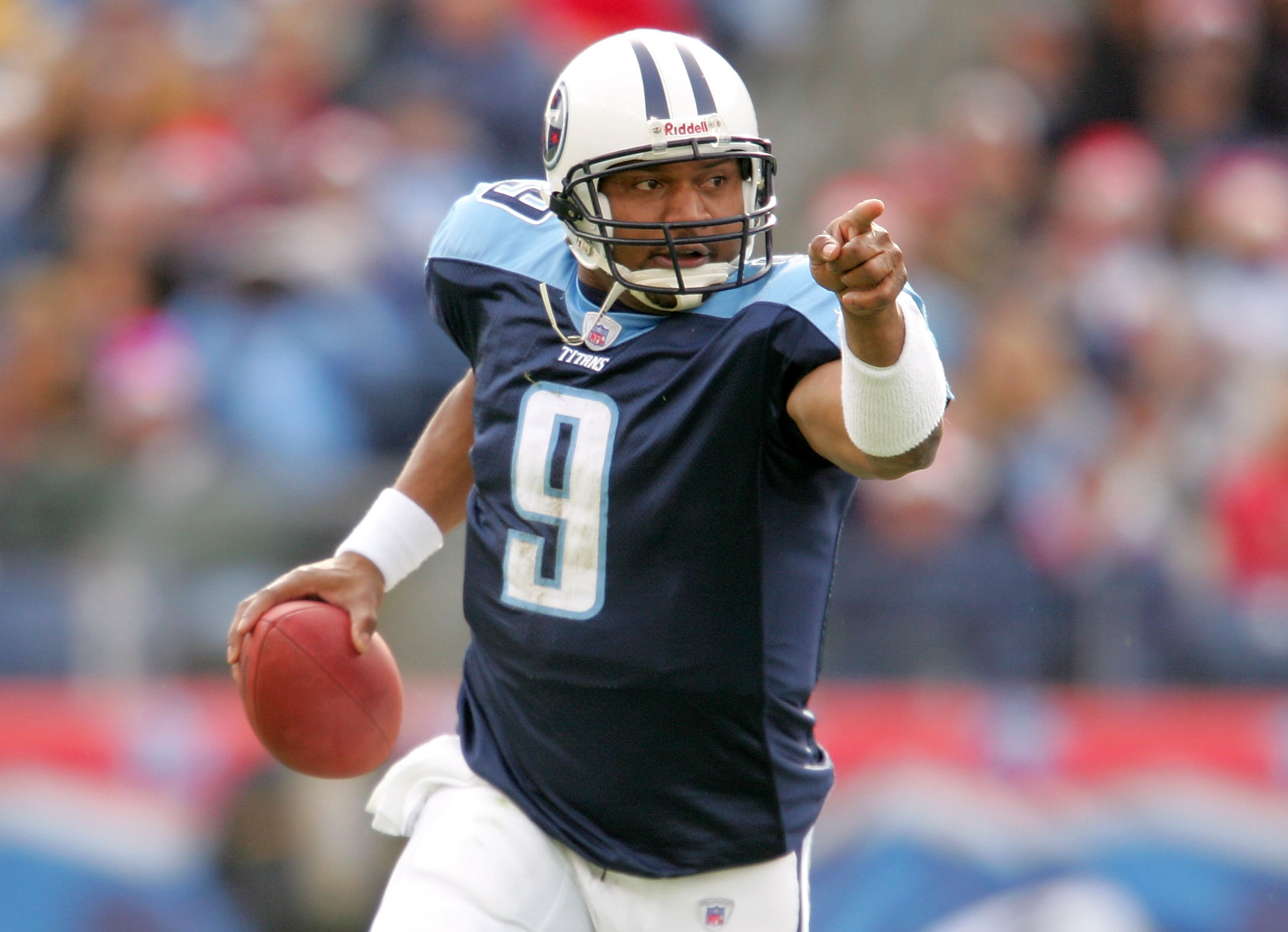 NASHVILLE - DECEMBER 18: Steve McNair #9 of the Tennessee Titans scrambles out of the pocket aganst the Tennessee Titans December 18, 2005 at The Coliseum in Nashville, Tennessee. (Photo by Matthew Stockman/Getty Images)