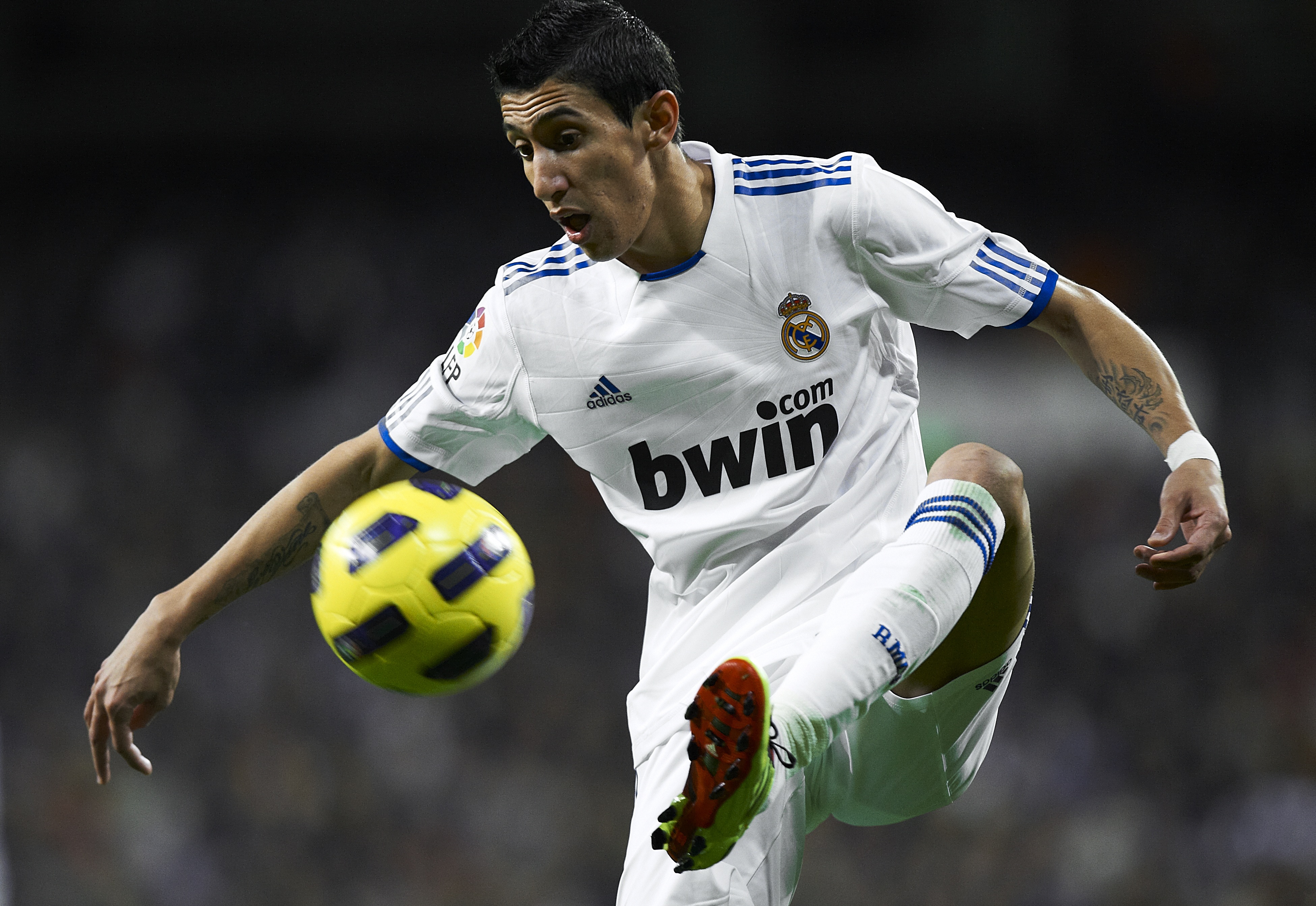 MADRID, SPAIN - NOVEMBER 20:  Angel Di Maria of Real Madrid controls the ball during the La Liga match between Real Madrid and Athletic Bilbao at Estadio Santiago Bernabeu on November 20, 2010 in Madrid, Spain. Real Madrid won 5-1.  (Photo by Manuel Queim