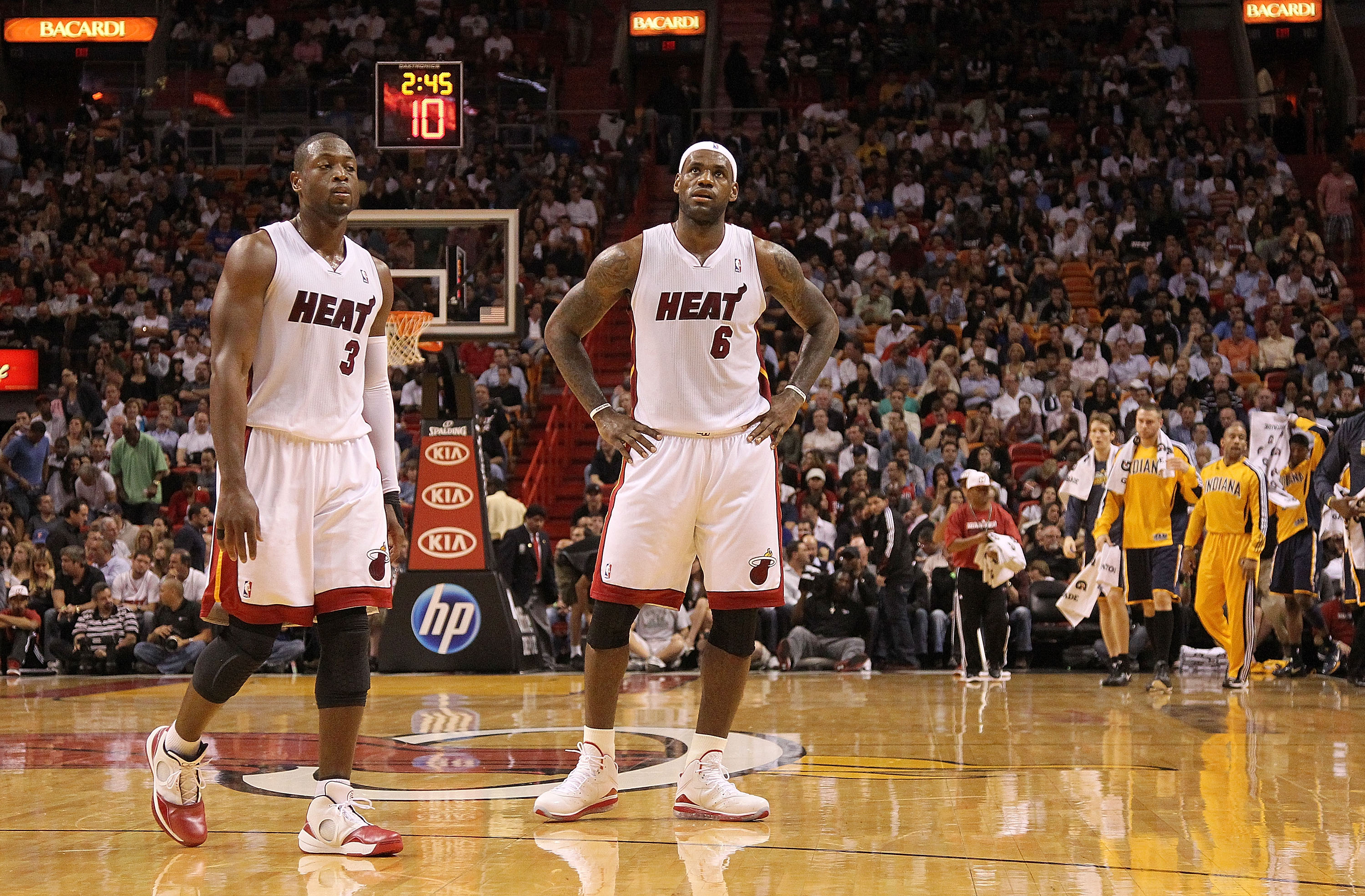 Miami Heat's Dwyane Wade (3) goes for the basket as New Orleans