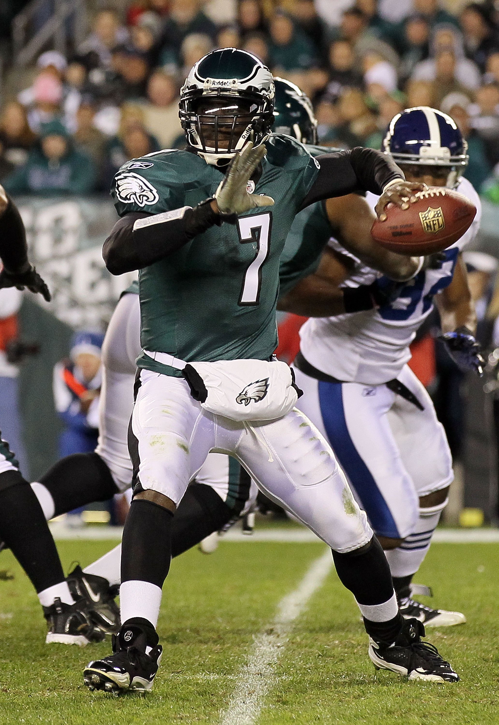 PHILADELPHIA - NOVEMBER 07:  Michael Vick #7 of the Philadelphia Eagles in action against the Indianapolis Colts on November 7, 2010 at Lincoln Financial Field in Philadelphia, Pennsylvania.  (Photo by Jim McIsaac/Getty Images)