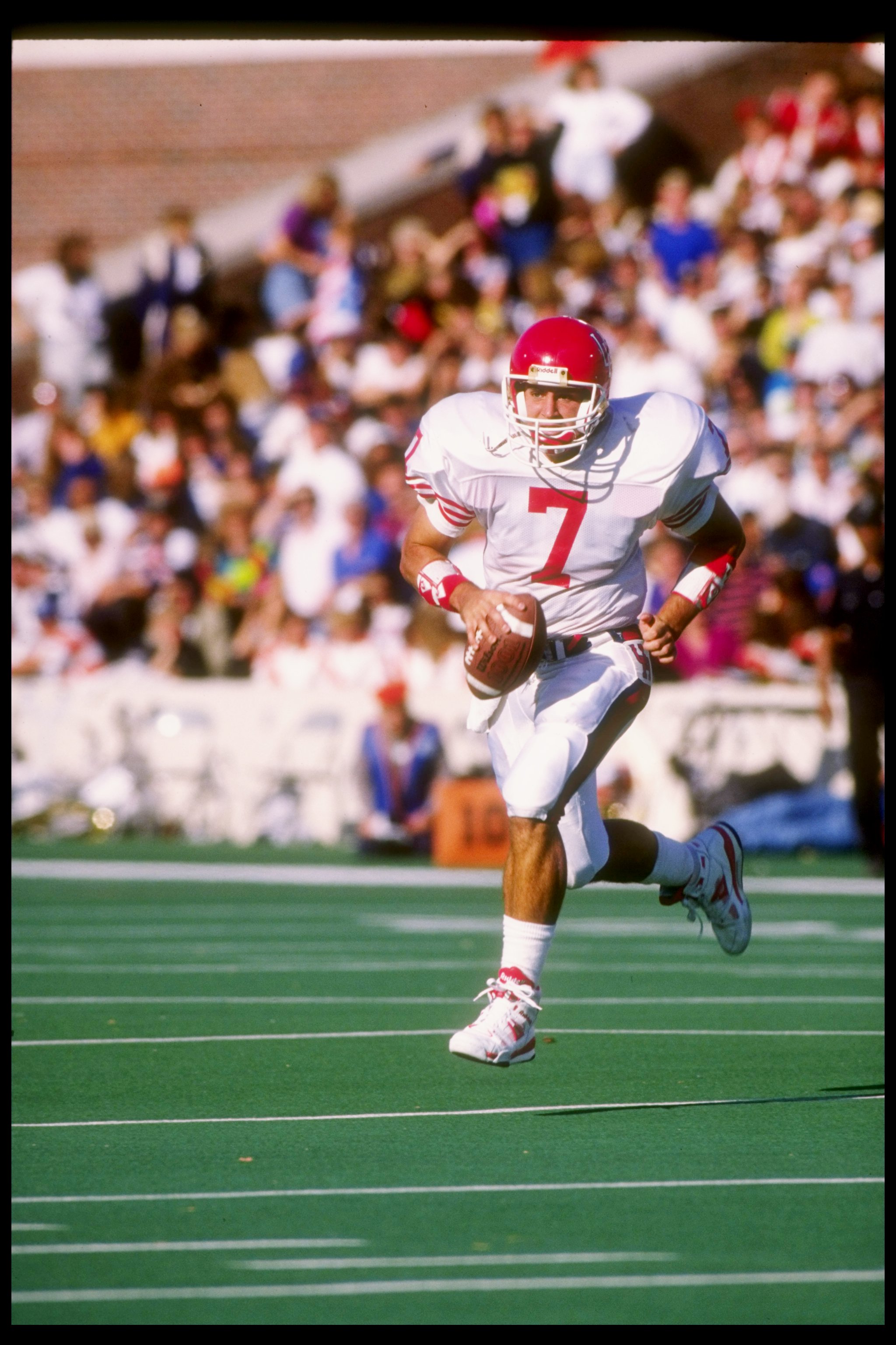 21 Sep 1991: Quarterback David Klingler #7 of the Houston Cougars in action during a game against the Illinois Fighting Illini. The Illinois Fighting Illini won the game 51-10.