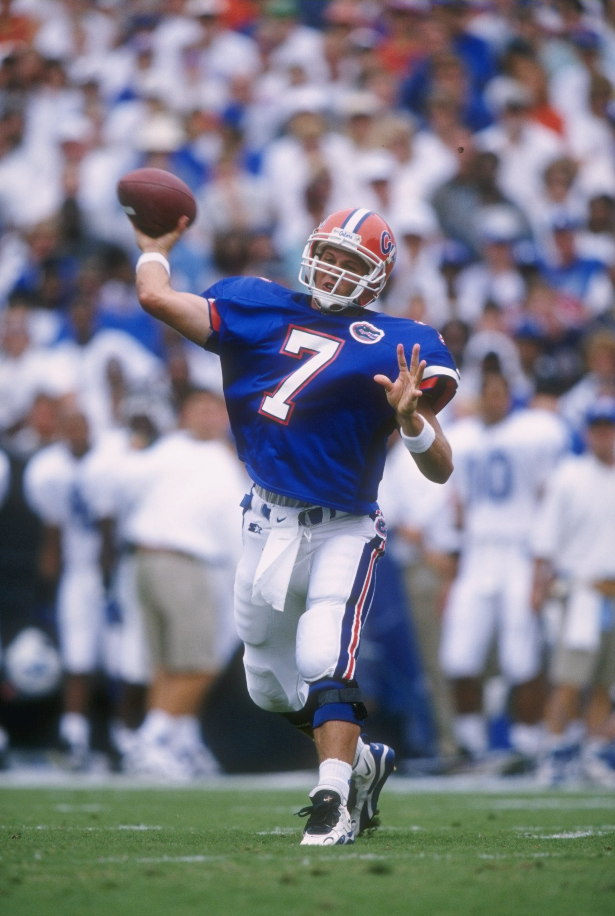 28 Sep 1996: Quarterback Danny Weurffel #7 of the Florida Gators looks down field at an open receiver as he sets his feet to throw a pass during a play in the Gators 65-0 victory over the Kentucky Wildcats at Florida Field in Gainesville, Florida. Mandato